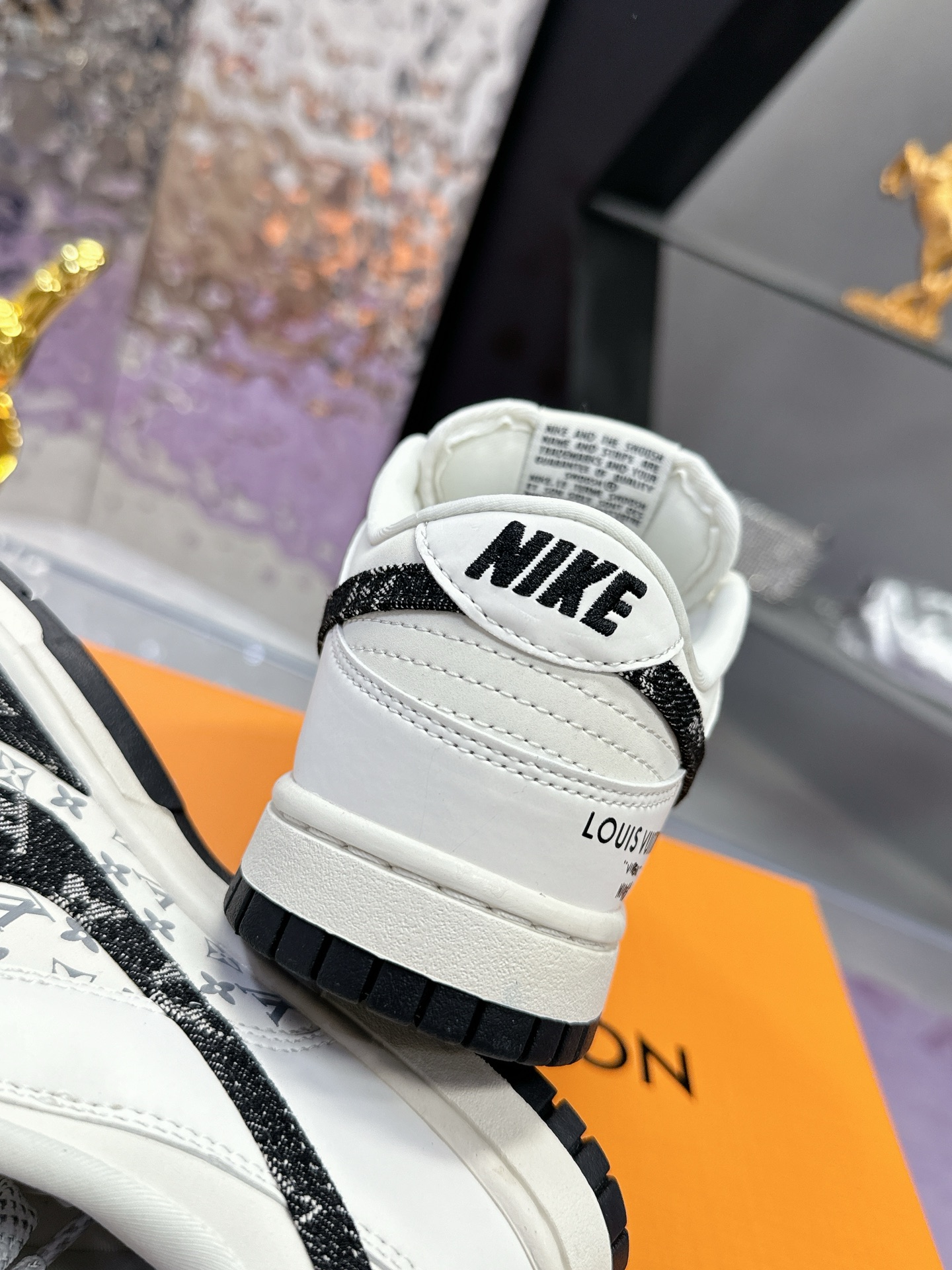 Precio de fábrica: (caja de aviones) Lv co-branded Nike Nike serie 2025 nuevos colores pequeño libro