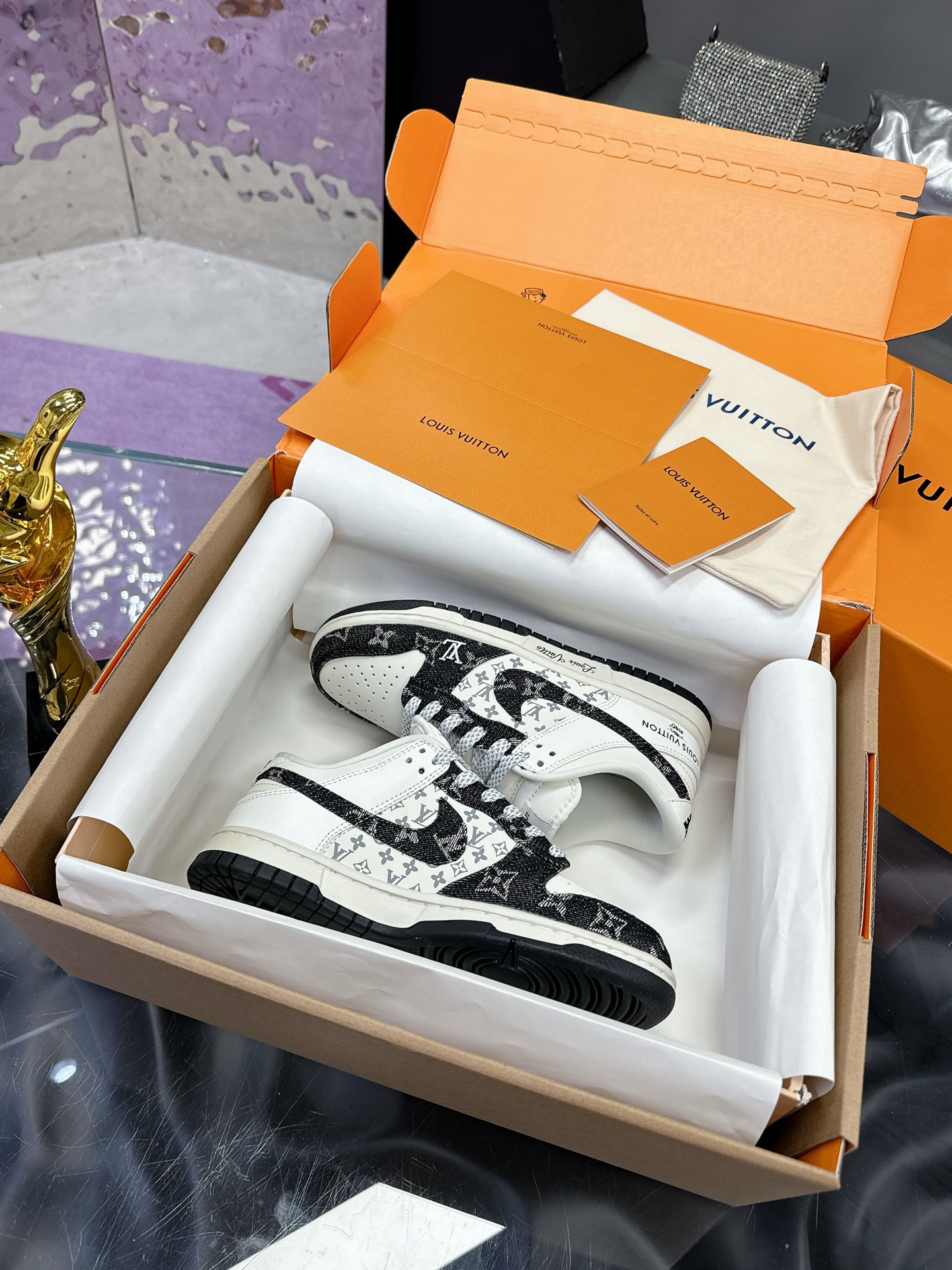 Precio de fábrica: (caja de aviones) Lv co-branded Nike Nike serie 2025 nuevos colores pequeño libro