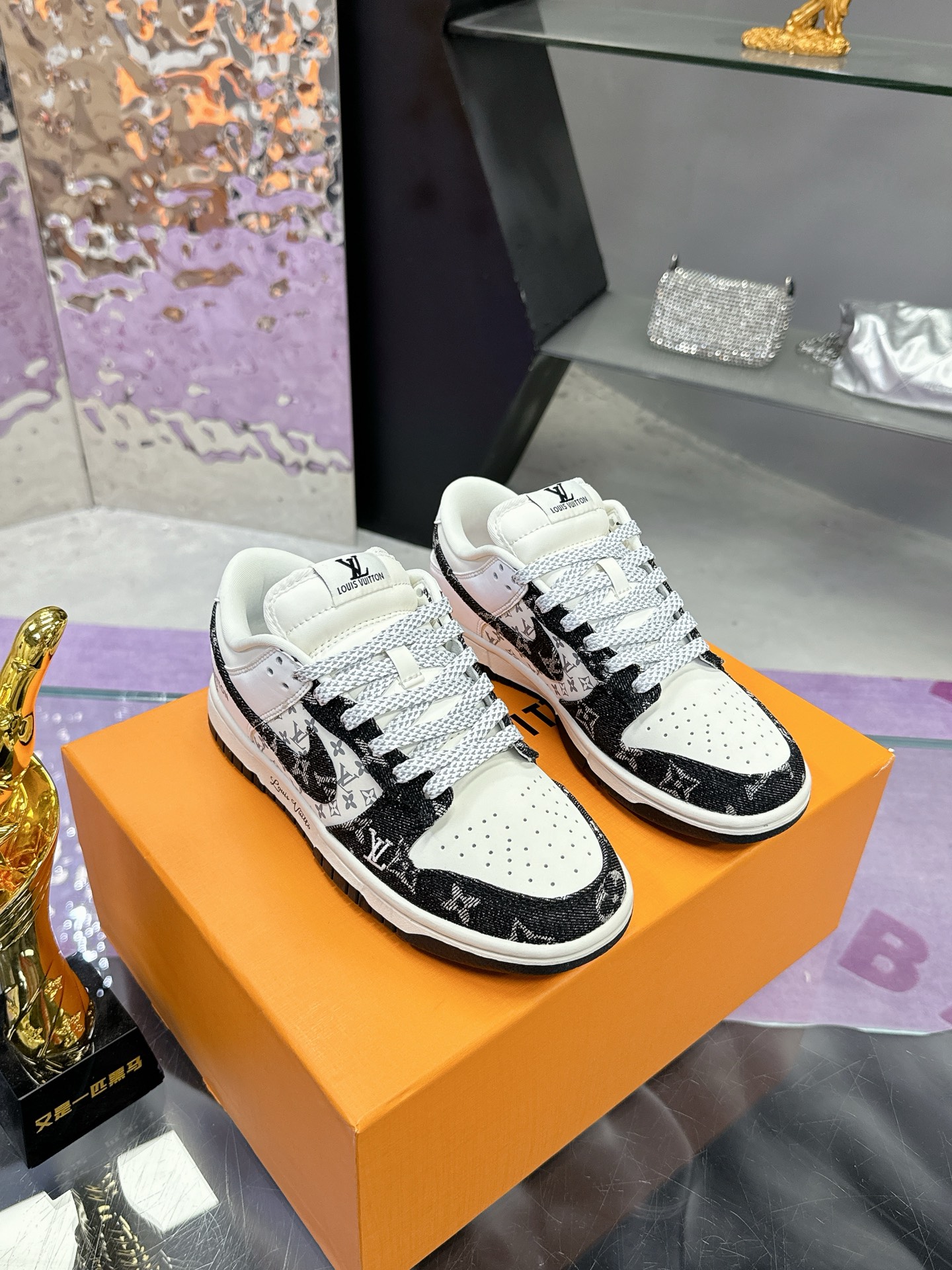 Precio de fábrica: (caja de aviones) Lv co-branded Nike Nike serie 2025 nuevos colores pequeño libro
