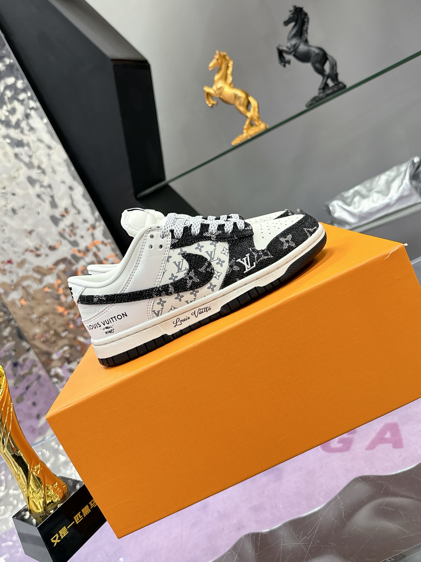 Precio de fábrica: (caja de aviones) Lv co-branded Nike Nike serie 2025 nuevos colores pequeño libro