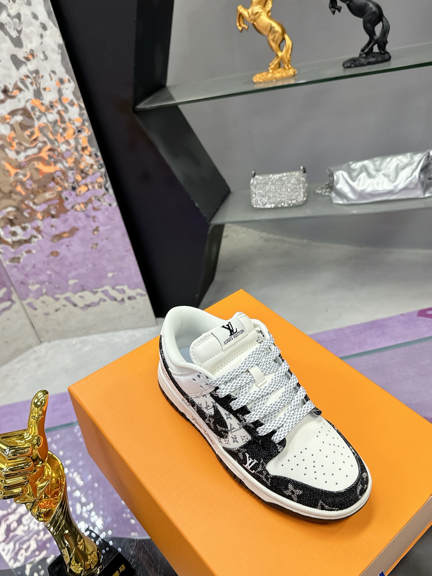 Precio de fábrica: (caja de aviones) Lv co-branded Nike Nike serie 2025 nuevos colores pequeño libro