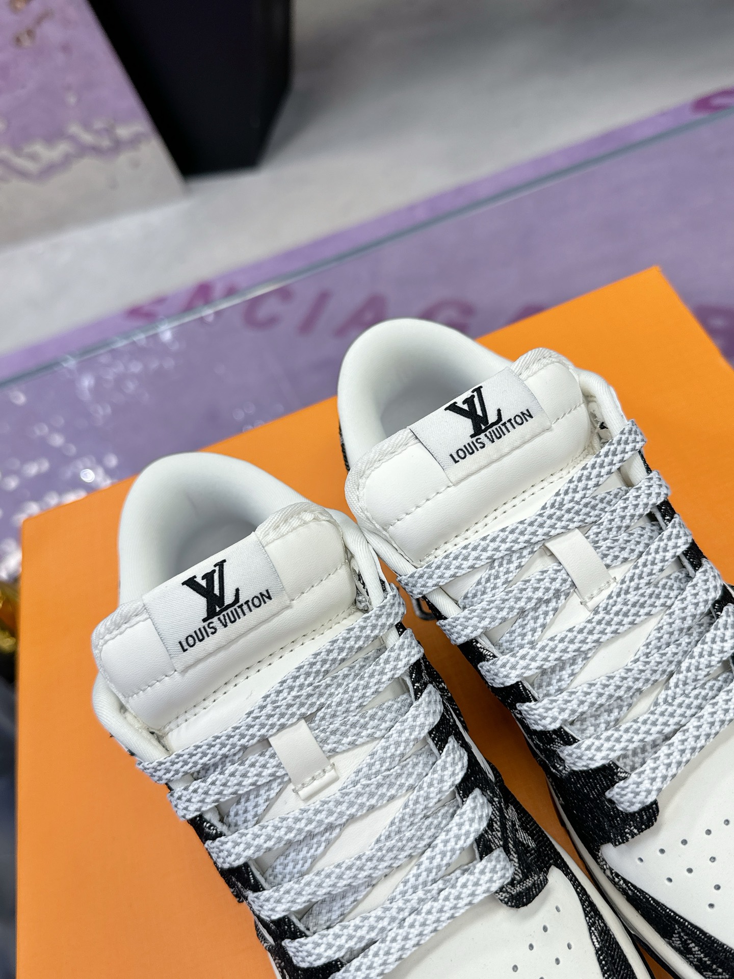 Precio de fábrica: (caja de aviones) Lv co-branded Nike Nike serie 2025 nuevos colores pequeño libro