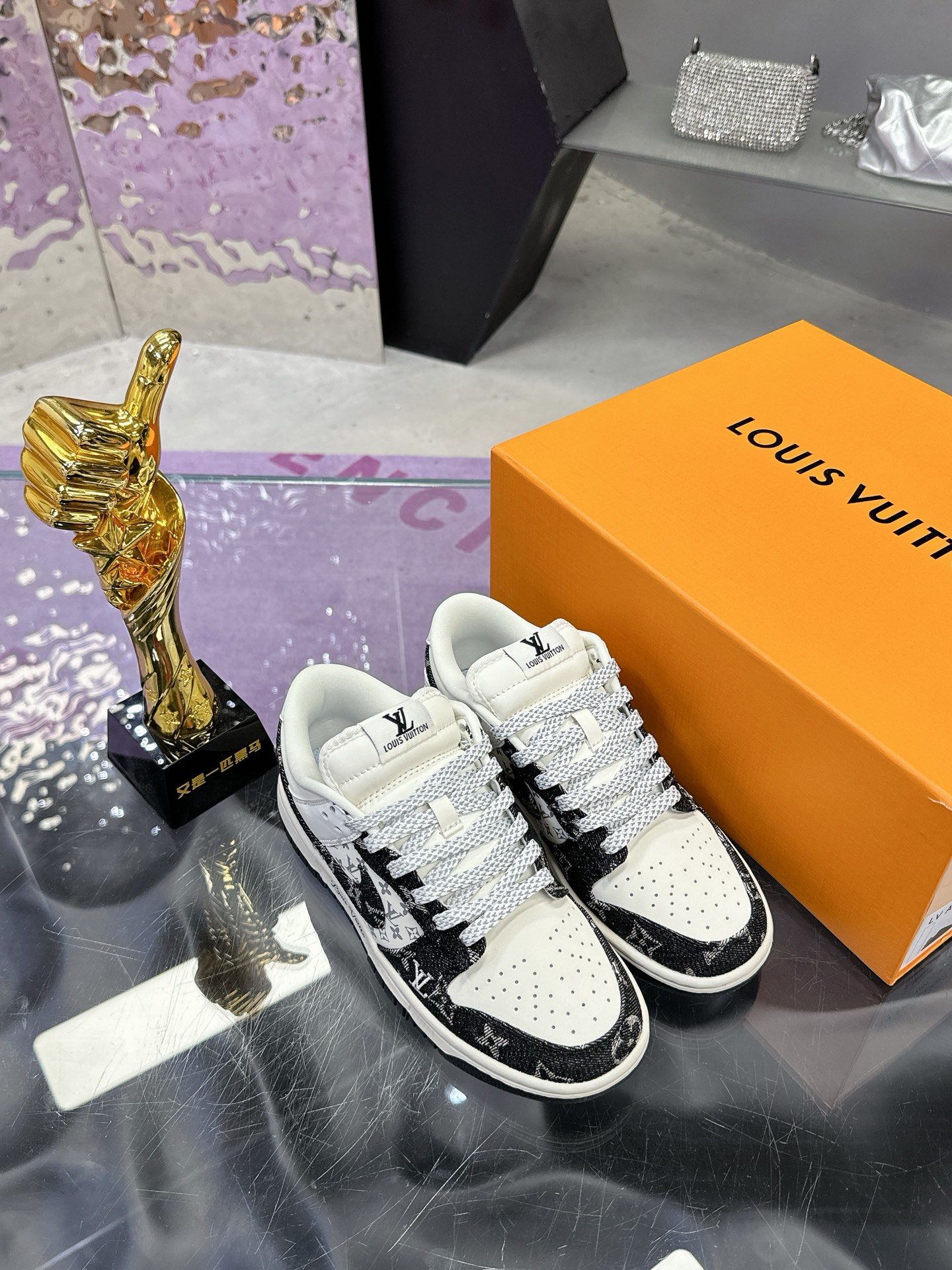 Precio de fábrica: (caja de aviones) Lv co-branded Nike Nike serie 2025 nuevos colores pequeño libro
