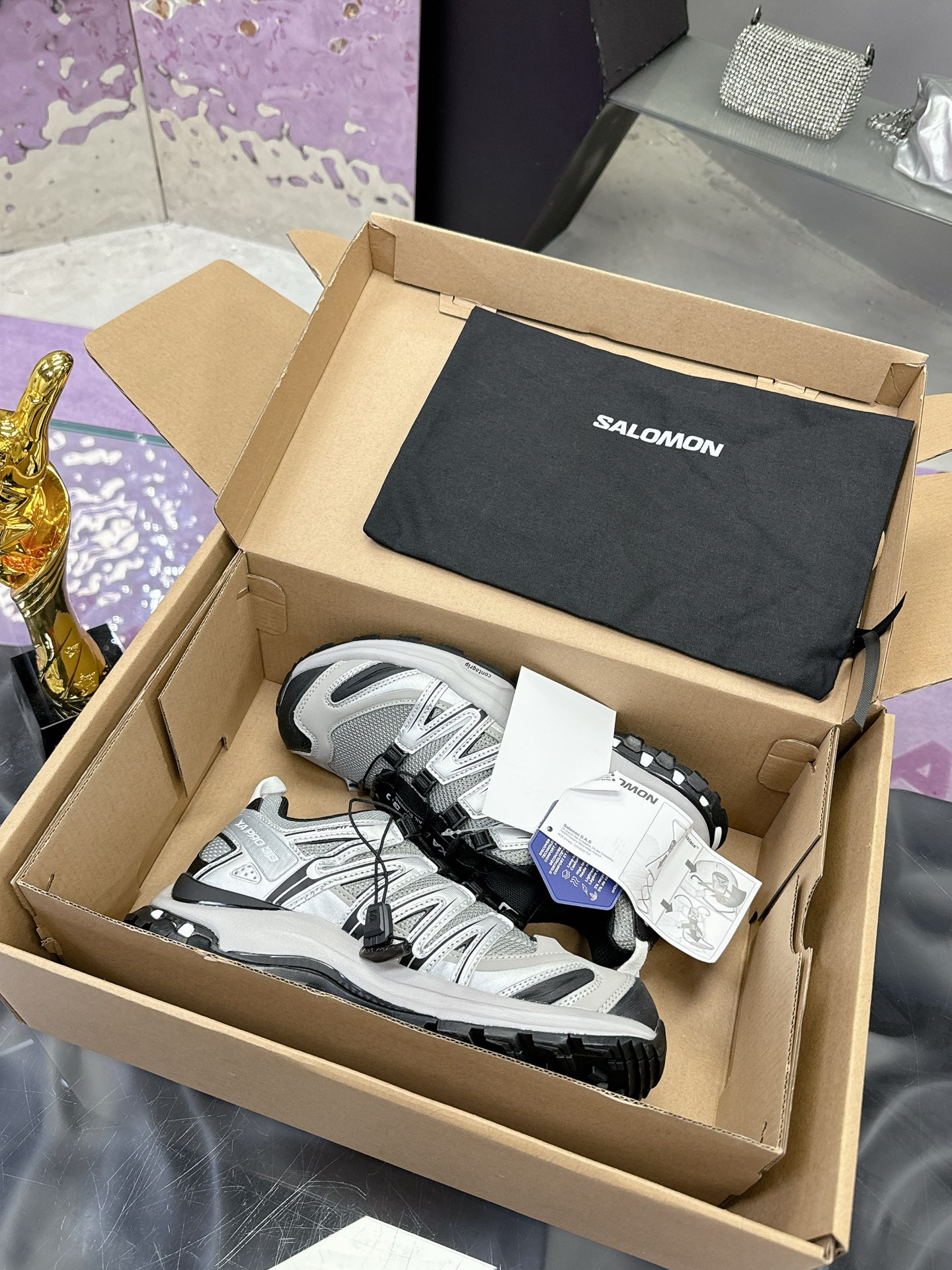 NO:275786,Real price Original version Salomon XA PRO 3D ADV Salomon outdoor trail running shoes Outdoor hiking shoes series Travel essentials The upper adopts SENSIFIT fit technology, all-round fits the foot-wrapped shape, heel sole traction design, provides strong grip performance, more adaptable to rough roads in the wild Its 3D ADVANCED CHASSIS chassis The material is lightweight and large, and the nail teeth design is more stable and protective The sole is easily worn and used to wear CONTAGRIP high wear-resistant materials to cope with the test of long-distance running of urban hard roads Official size 36-45,19860909实价 原装版 Salomon XA PRO 3D ADV 萨洛蒙户外越野跑鞋 户外登山鞋系列 旅游必备 鞋面采用SENSIFIT贴合技术 全方位贴合包裹脚型 鞋跟部鞋底牵引设计 提供强大的抓地性能 更适应野外崎岖不平的道路 其3D ADVANCED CHASSIS底盘 材料轻量大化 钉齿设计更具稳定性、防护性 鞋底易磨损区运用CONTAGRIP高耐磨材料 应对城市硬质路面长距离跑考验 官方尺码36-45,,Men's shoes