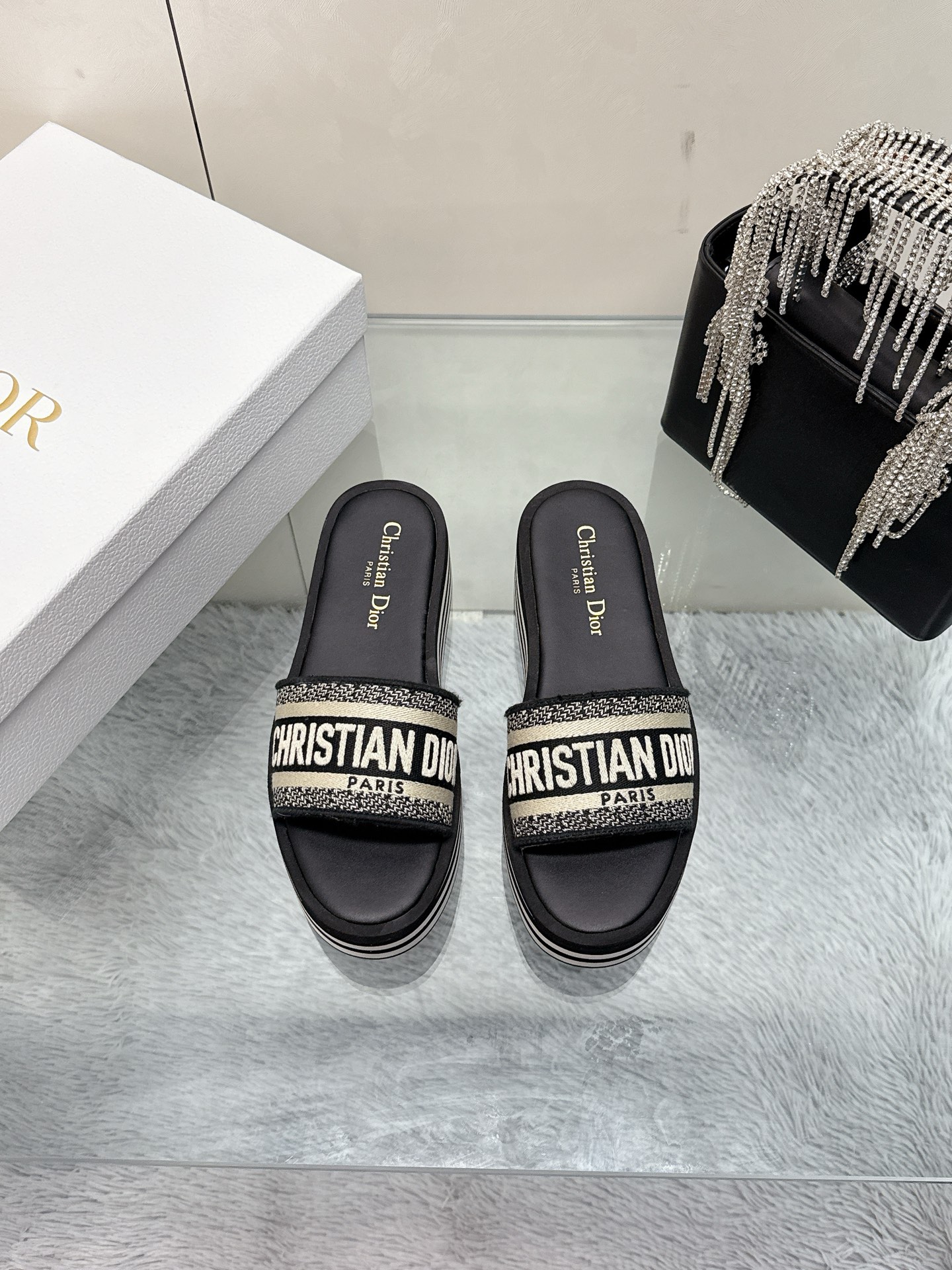 NO:249602,Dior slipper series Dior spring and summer new style IVIETA DWAY jelly color flat-soled flip-flop color-blocking women's shoes heightened, thick sole, goddess style CD letter logo three-dimensional embroidered thick-soled round toe slippers Original development top version, soft and delicate feet, extremely comfortable Material: imported upper raffia grass electric embroidery high temperature water-soluble cotton technology fabric   water dyed cowhide footbed inside   original consistent combination sole Outsole: original outsole size35-42 (40.41.42 custom made without return or replacement), slippers, dior, dior, slippers, cowhide19860909Dior拖鞋系列 迪奥 春夏新款 IVIETA DWAY 果冻色平底一字拖拼色女鞋增高 厚底 女神款 CD字母logo立体刺绣厚底圆头露趾拖鞋 原版开发市面顶级版本,脚感柔软细腻,舒适度极高 材质:鞋面进口酒椰草电绣高温水溶棉质科技面料 水染牛皮垫脚内里 原版一致组合大底 大底:原版大底 size35-42（40.41.42定做不退不换）,拖鞋,dior,dior,slippers,cowhide,Women's Shoes