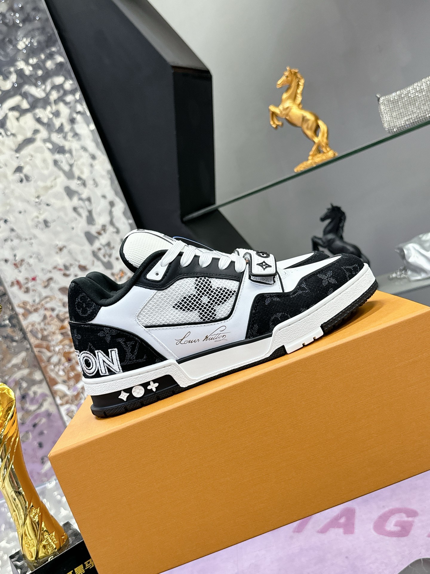 Louis Vuitton LV Trainer スニーカー 魔術貼 カップル向け