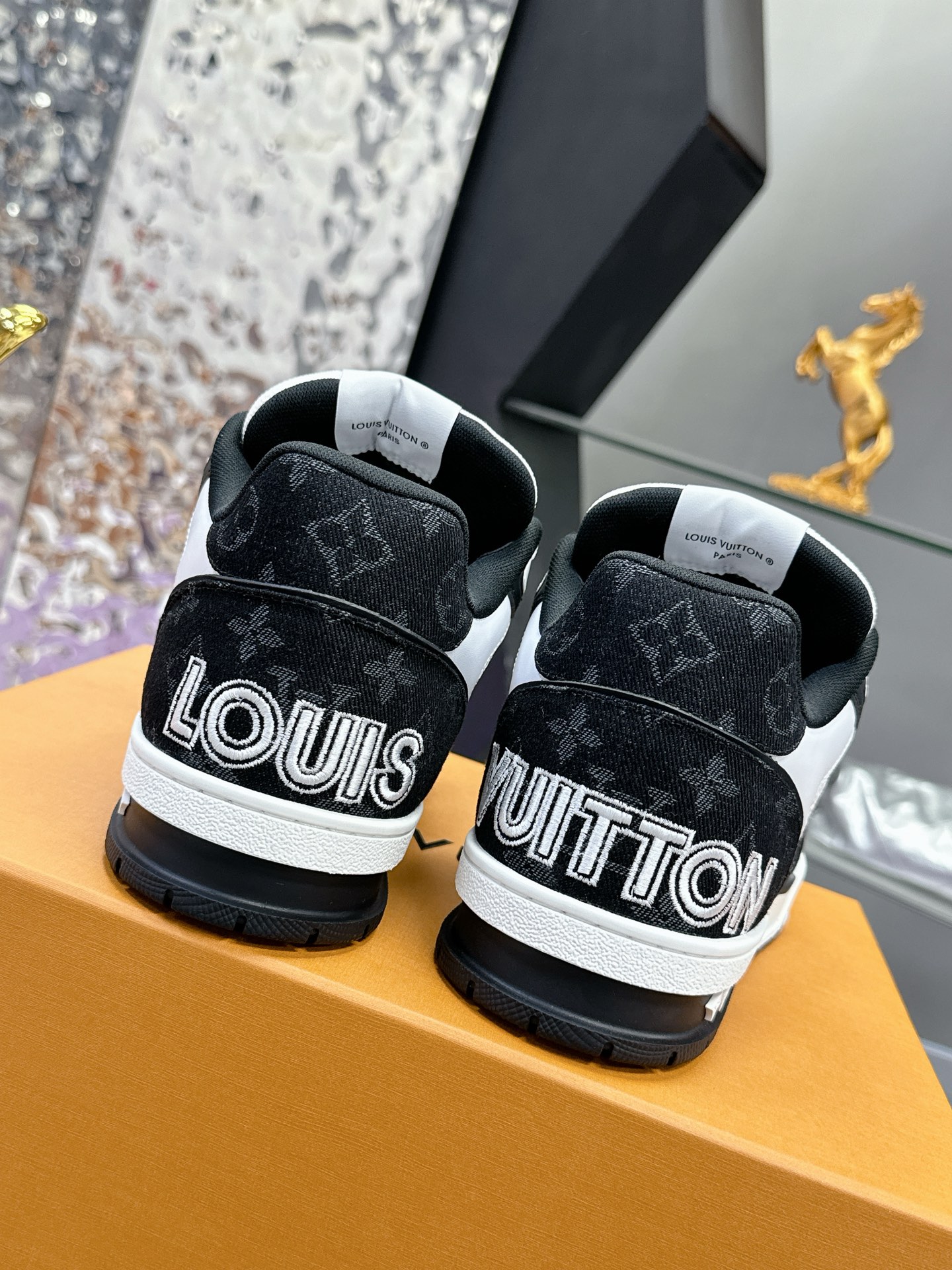 Louis Vuitton LV Trainer スニーカー 魔術貼 カップル向け