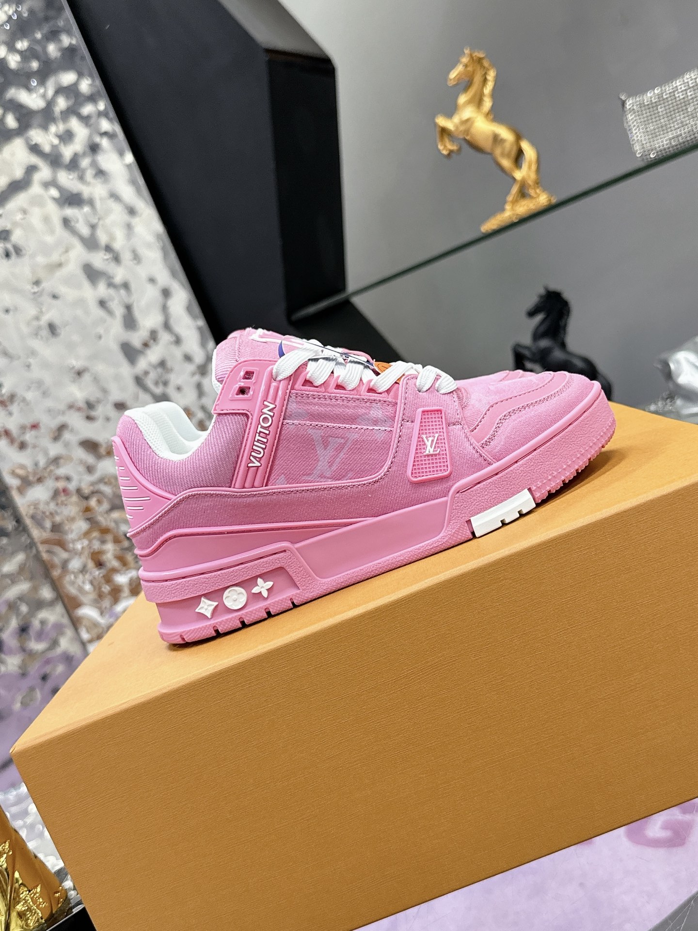 工厂价：380
Louis Vuitton 驴家的爆款！trainer板鞋，每个人都必须入的款，绝不后悔！
超级百搭高级！什么衣服都好搭。最主要是超耐看的。
顶级代工厂制程超严格！材料都是海外定制的顶级牛皮，皮纹质感都是原版的感觉
超高级，特别是鞋子折弯的时候出来的纹路，完完全全就是zp的感觉！
大底也是我们私模定制的，独家把控，整个字体和凹凸感，真假难辨。
Size：#女35-41 #男38-46（女40 41 男45 46 定做不退换）