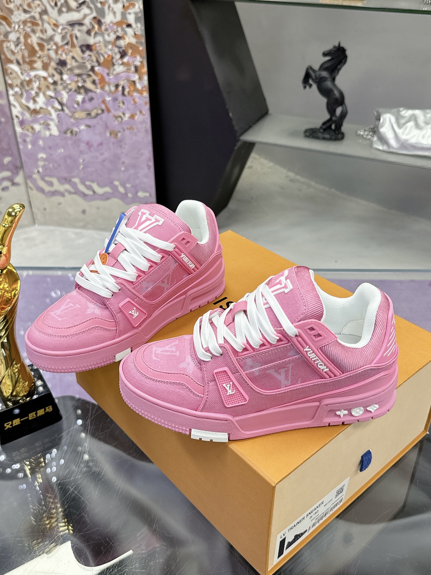 工厂价：380
Louis Vuitton 驴家的爆款！trainer板鞋，每个人都必须入的款，绝不后悔！
超级百搭高级！什么衣服都好搭。最主要是超耐看的。
顶级代工厂制程超严格！材料都是海外定制的顶级牛皮，皮纹质感都是原版的感觉
超高级，特别是鞋子折弯的时候出来的纹路，完完全全就是zp的感觉！
大底也是我们私模定制的，独家把控，整个字体和凹凸感，真假难辨。
Size：#女35-41 #男38-46（女40 41 男45 46 定做不退换）