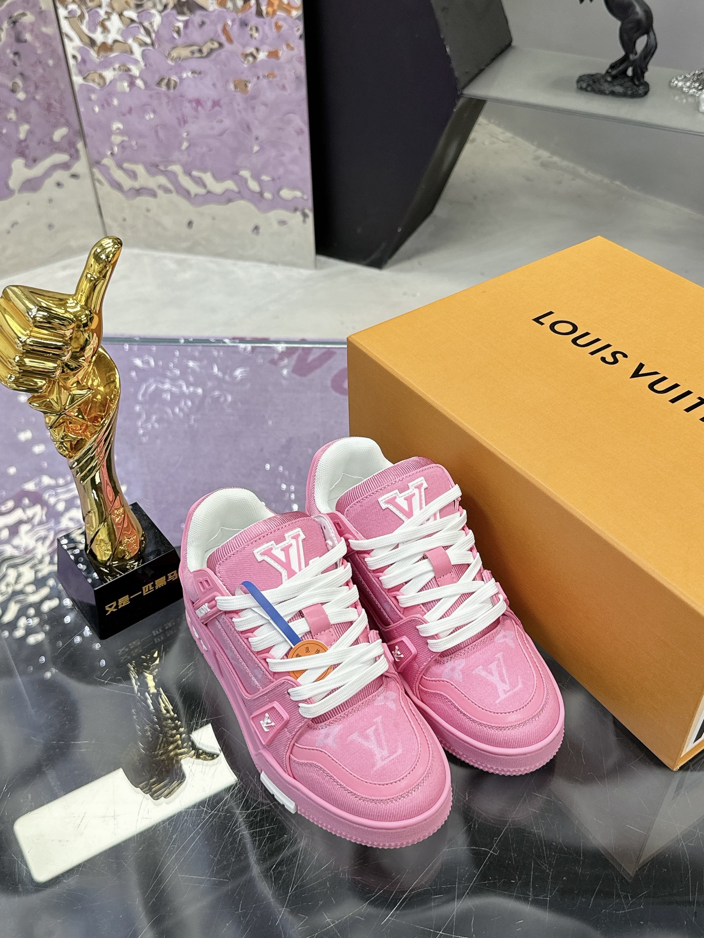 工厂价：380
Louis Vuitton 驴家的爆款！trainer板鞋，每个人都必须入的款，绝不后悔！
超级百搭高级！什么衣服都好搭。最主要是超耐看的。
顶级代工厂制程超严格！材料都是海外定制的顶级牛皮，皮纹质感都是原版的感觉
超高级，特别是鞋子折弯的时候出来的纹路，完完全全就是zp的感觉！
大底也是我们私模定制的，独家把控，整个字体和凹凸感，真假难辨。
Size：#女35-41 #男38-46（女40 41 男45 46 定做不退换）
