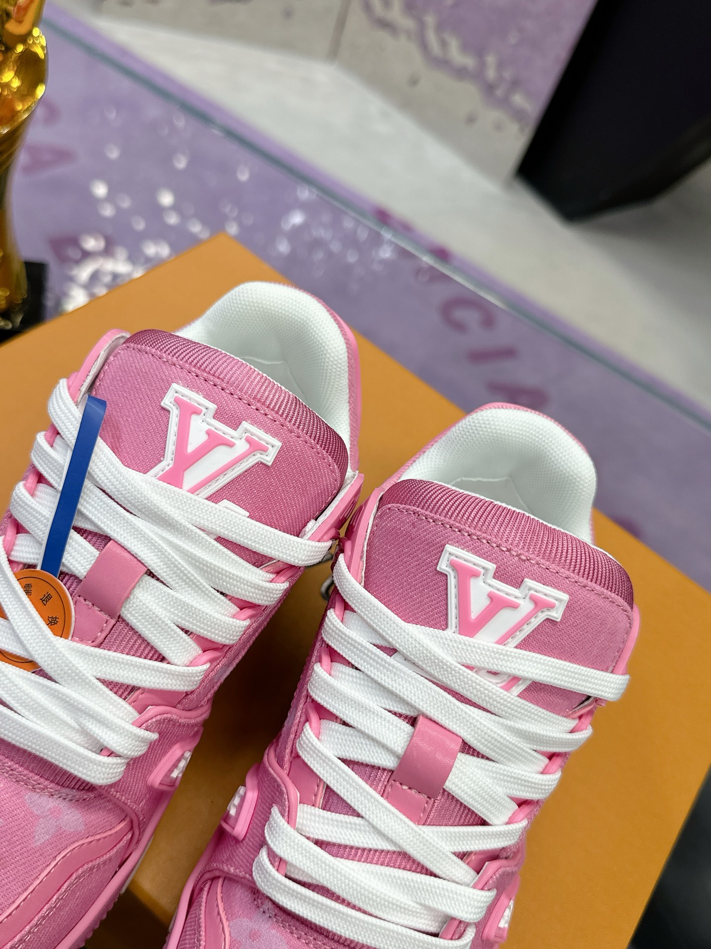 工厂价：380
Louis Vuitton 驴家的爆款！trainer板鞋，每个人都必须入的款，绝不后悔！
超级百搭高级！什么衣服都好搭。最主要是超耐看的。
顶级代工厂制程超严格！材料都是海外定制的顶级牛皮，皮纹质感都是原版的感觉
超高级，特别是鞋子折弯的时候出来的纹路，完完全全就是zp的感觉！
大底也是我们私模定制的，独家把控，整个字体和凹凸感，真假难辨。
Size：#女35-41 #男38-46（女40 41 男45 46 定做不退换）