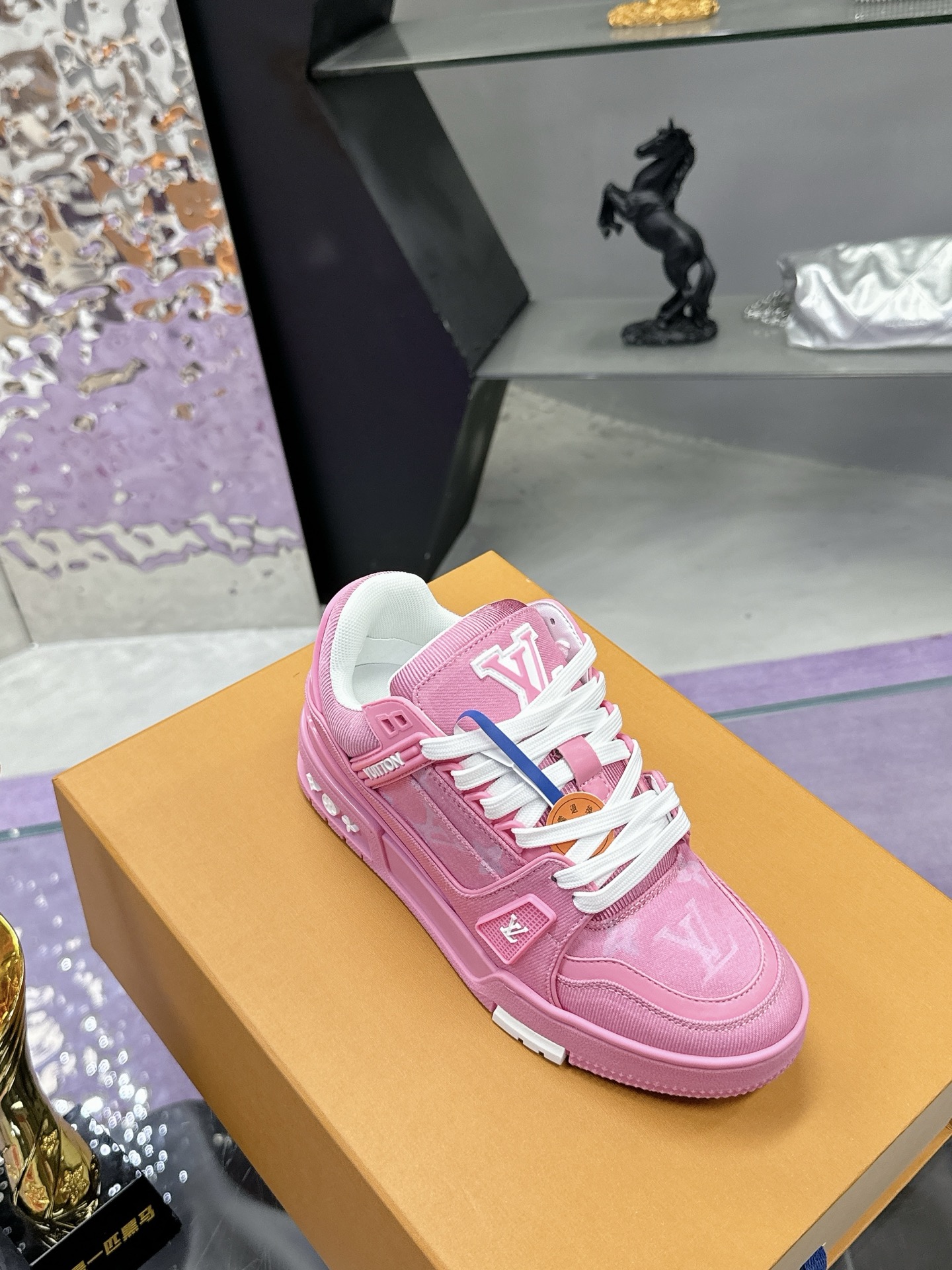 工厂价：380
Louis Vuitton 驴家的爆款！trainer板鞋，每个人都必须入的款，绝不后悔！
超级百搭高级！什么衣服都好搭。最主要是超耐看的。
顶级代工厂制程超严格！材料都是海外定制的顶级牛皮，皮纹质感都是原版的感觉
超高级，特别是鞋子折弯的时候出来的纹路，完完全全就是zp的感觉！
大底也是我们私模定制的，独家把控，整个字体和凹凸感，真假难辨。
Size：#女35-41 #男38-46（女40 41 男45 46 定做不退换）