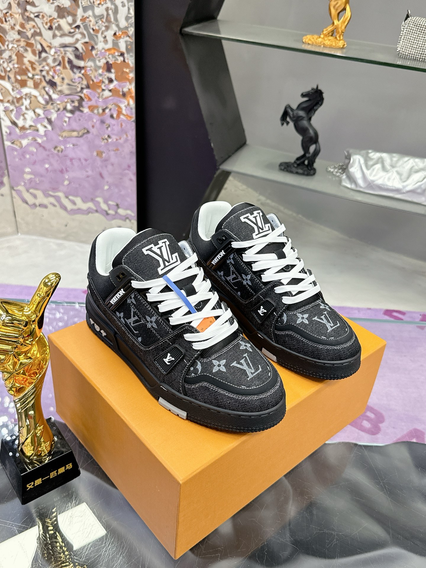 工厂价：380
Louis Vuitton 驴家的爆款！trainer板鞋，每个人都必须入的款，绝不后悔！
超级百搭高级！什么衣服都好搭。最主要是超耐看的。
顶级代工厂制程超严格！材料都是海外定制的顶级牛皮，皮纹质感都是原版的感觉
超高级，特别是鞋子折弯的时候出来的纹路，完完全全就是zp的感觉！
大底也是我们私模定制的，独家把控，整个字体和凹凸感，真假难辨。
Size：#女35-41 #男38-46（女40 41 男45 46 定做不退换）