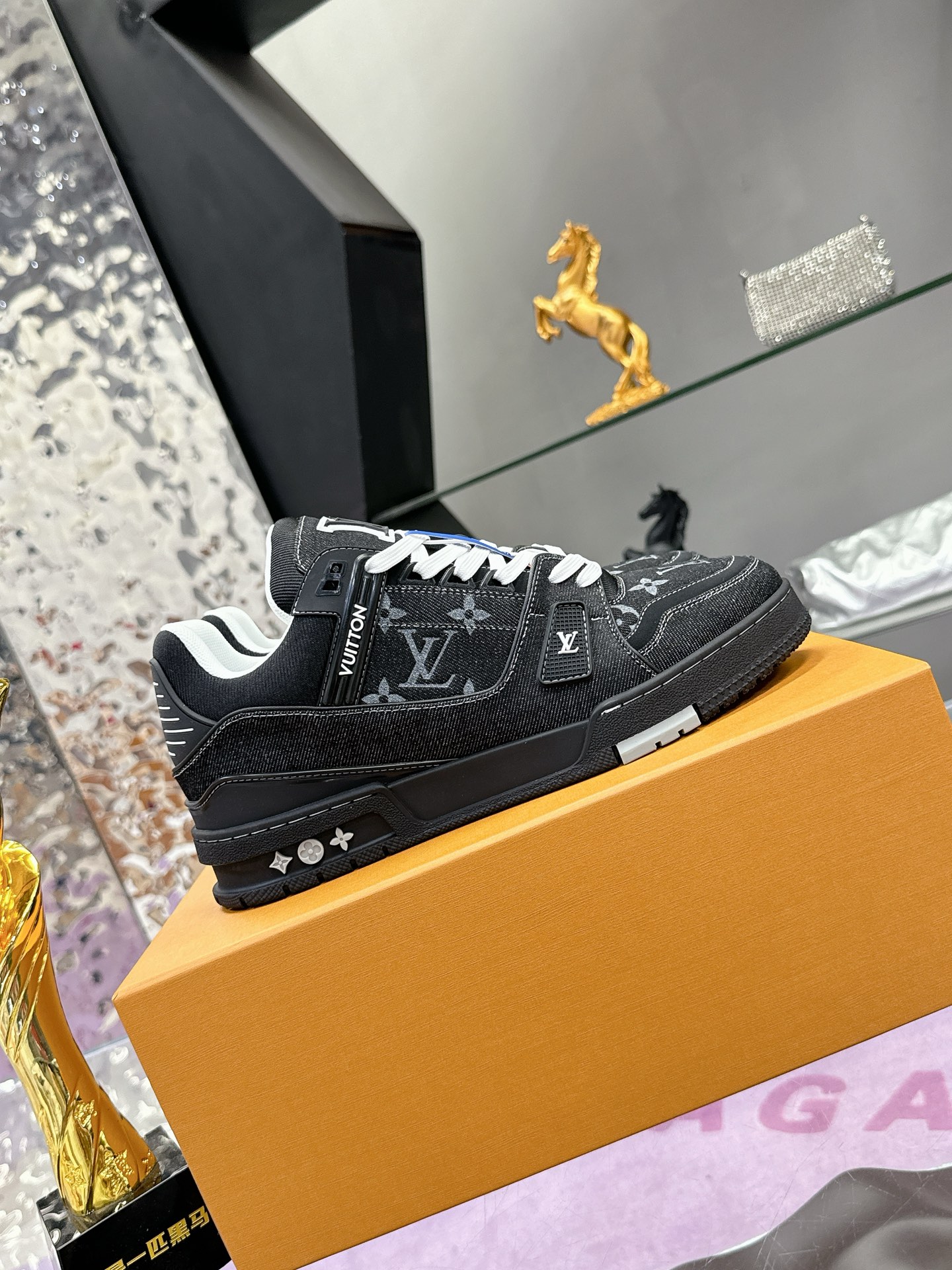 工厂价：380
Louis Vuitton 驴家的爆款！trainer板鞋，每个人都必须入的款，绝不后悔！
超级百搭高级！什么衣服都好搭。最主要是超耐看的。
顶级代工厂制程超严格！材料都是海外定制的顶级牛皮，皮纹质感都是原版的感觉
超高级，特别是鞋子折弯的时候出来的纹路，完完全全就是zp的感觉！
大底也是我们私模定制的，独家把控，整个字体和凹凸感，真假难辨。
Size：#女35-41 #男38-46（女40 41 男45 46 定做不退换）