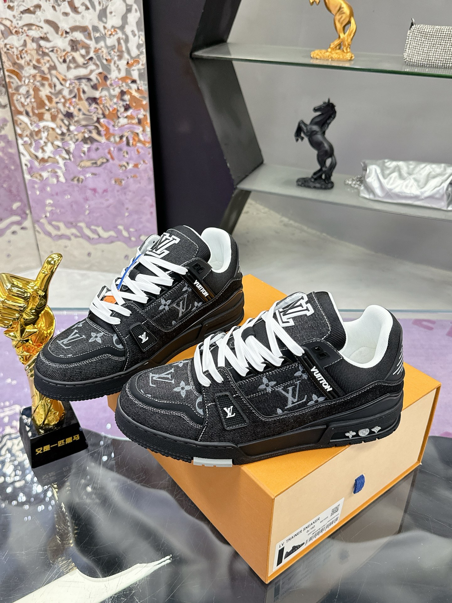 工厂价：380
Louis Vuitton 驴家的爆款！trainer板鞋，每个人都必须入的款，绝不后悔！
超级百搭高级！什么衣服都好搭。最主要是超耐看的。
顶级代工厂制程超严格！材料都是海外定制的顶级牛皮，皮纹质感都是原版的感觉
超高级，特别是鞋子折弯的时候出来的纹路，完完全全就是zp的感觉！
大底也是我们私模定制的，独家把控，整个字体和凹凸感，真假难辨。
Size：#女35-41 #男38-46（女40 41 男45 46 定做不退换）
