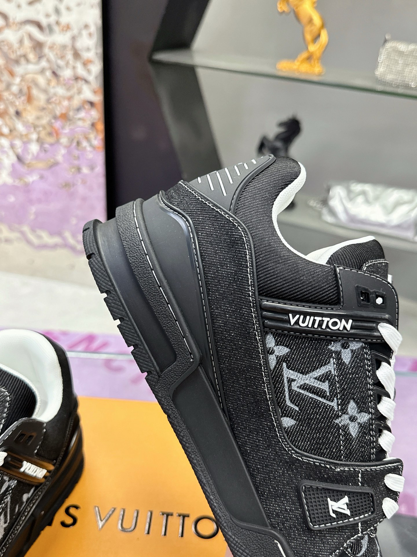 工厂价：380
Louis Vuitton 驴家的爆款！trainer板鞋，每个人都必须入的款，绝不后悔！
超级百搭高级！什么衣服都好搭。最主要是超耐看的。
顶级代工厂制程超严格！材料都是海外定制的顶级牛皮，皮纹质感都是原版的感觉
超高级，特别是鞋子折弯的时候出来的纹路，完完全全就是zp的感觉！
大底也是我们私模定制的，独家把控，整个字体和凹凸感，真假难辨。
Size：#女35-41 #男38-46（女40 41 男45 46 定做不退换）