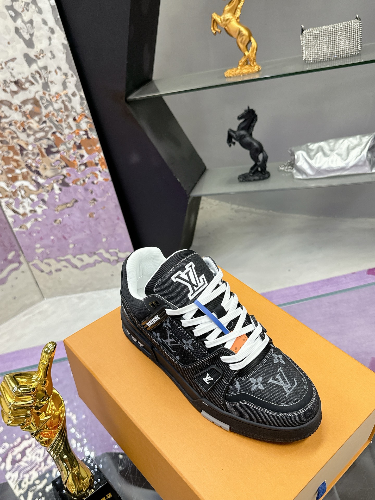 工厂价：380
Louis Vuitton 驴家的爆款！trainer板鞋，每个人都必须入的款，绝不后悔！
超级百搭高级！什么衣服都好搭。最主要是超耐看的。
顶级代工厂制程超严格！材料都是海外定制的顶级牛皮，皮纹质感都是原版的感觉
超高级，特别是鞋子折弯的时候出来的纹路，完完全全就是zp的感觉！
大底也是我们私模定制的，独家把控，整个字体和凹凸感，真假难辨。
Size：#女35-41 #男38-46（女40 41 男45 46 定做不退换）