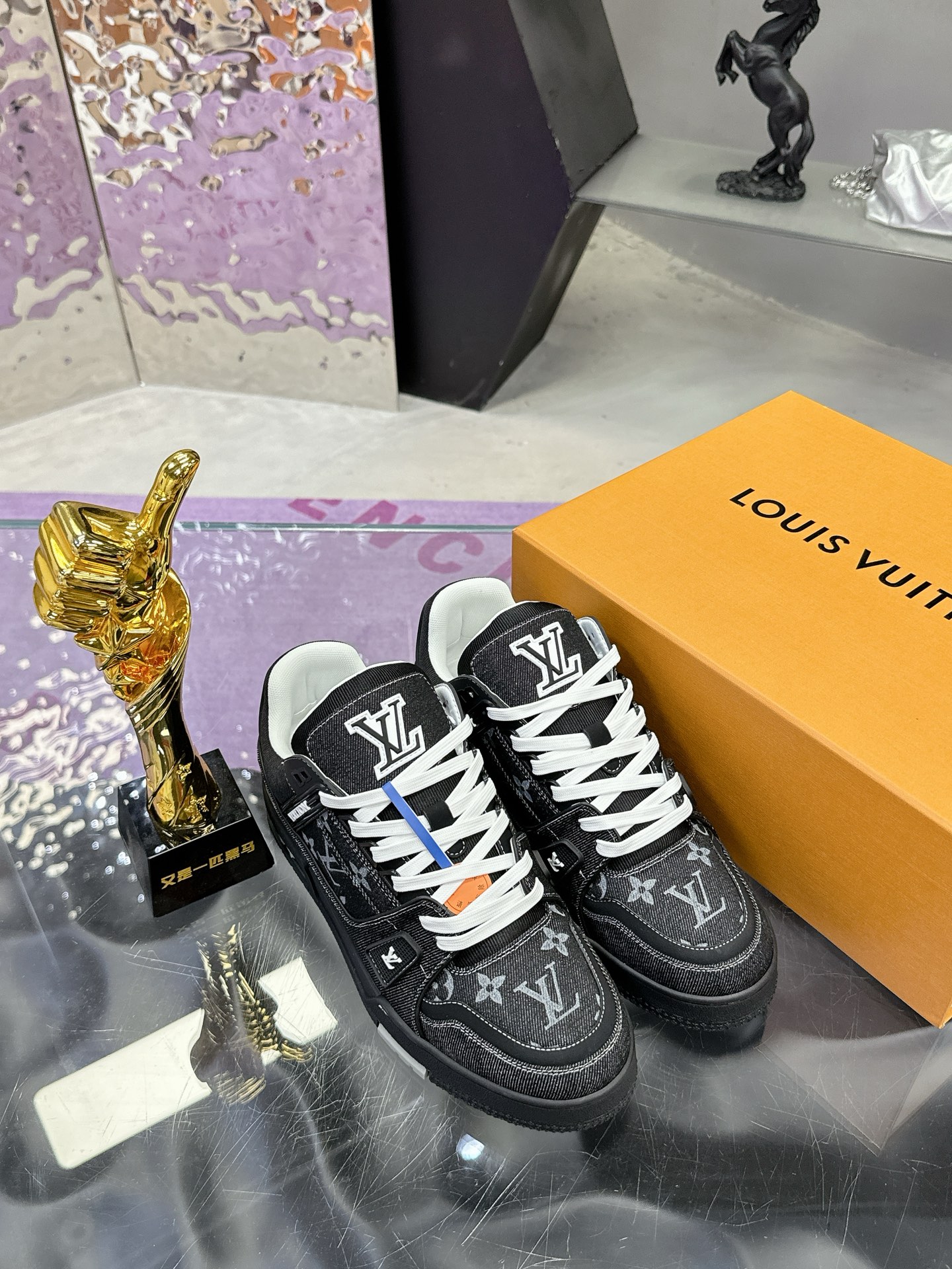 工厂价：380
Louis Vuitton 驴家的爆款！trainer板鞋，每个人都必须入的款，绝不后悔！
超级百搭高级！什么衣服都好搭。最主要是超耐看的。
顶级代工厂制程超严格！材料都是海外定制的顶级牛皮，皮纹质感都是原版的感觉
超高级，特别是鞋子折弯的时候出来的纹路，完完全全就是zp的感觉！
大底也是我们私模定制的，独家把控，整个字体和凹凸感，真假难辨。
Size：#女35-41 #男38-46（女40 41 男45 46 定做不退换）