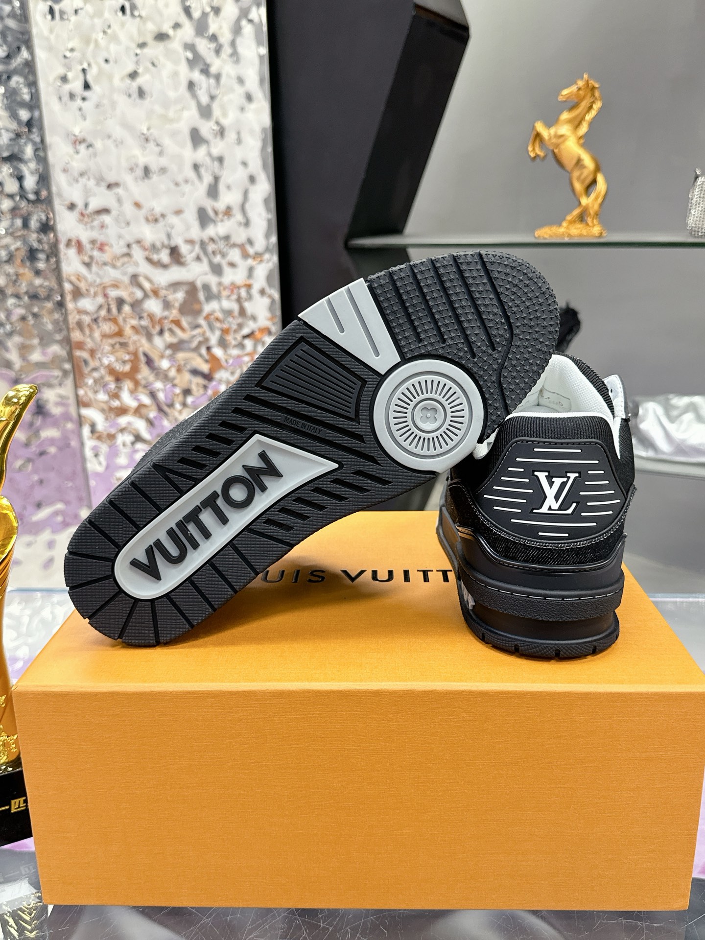 工厂价：380
Louis Vuitton 驴家的爆款！trainer板鞋，每个人都必须入的款，绝不后悔！
超级百搭高级！什么衣服都好搭。最主要是超耐看的。
顶级代工厂制程超严格！材料都是海外定制的顶级牛皮，皮纹质感都是原版的感觉
超高级，特别是鞋子折弯的时候出来的纹路，完完全全就是zp的感觉！
大底也是我们私模定制的，独家把控，整个字体和凹凸感，真假难辨。
Size：#女35-41 #男38-46（女40 41 男45 46 定做不退换）