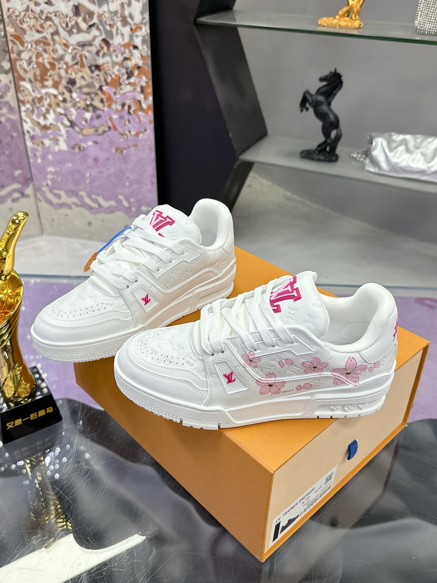 工厂价：380
Louis Vuitton 驴家的爆款！trainer板鞋，每个人都必须入的款，绝不后悔！
超级百搭高级！什么衣服都好搭。最主要是超耐看的。
顶级代工厂制程超严格！材料都是海外定制的顶级牛皮，皮纹质感都是原版的感觉
超高级，特别是鞋子折弯的时候出来的纹路，完完全全就是zp的感觉！
大底也是我们私模定制的，独家把控，整个字体和凹凸感，真假难辨。
Size：#女35-41 #男38-46（女40 41 男45 46 定做不退换）