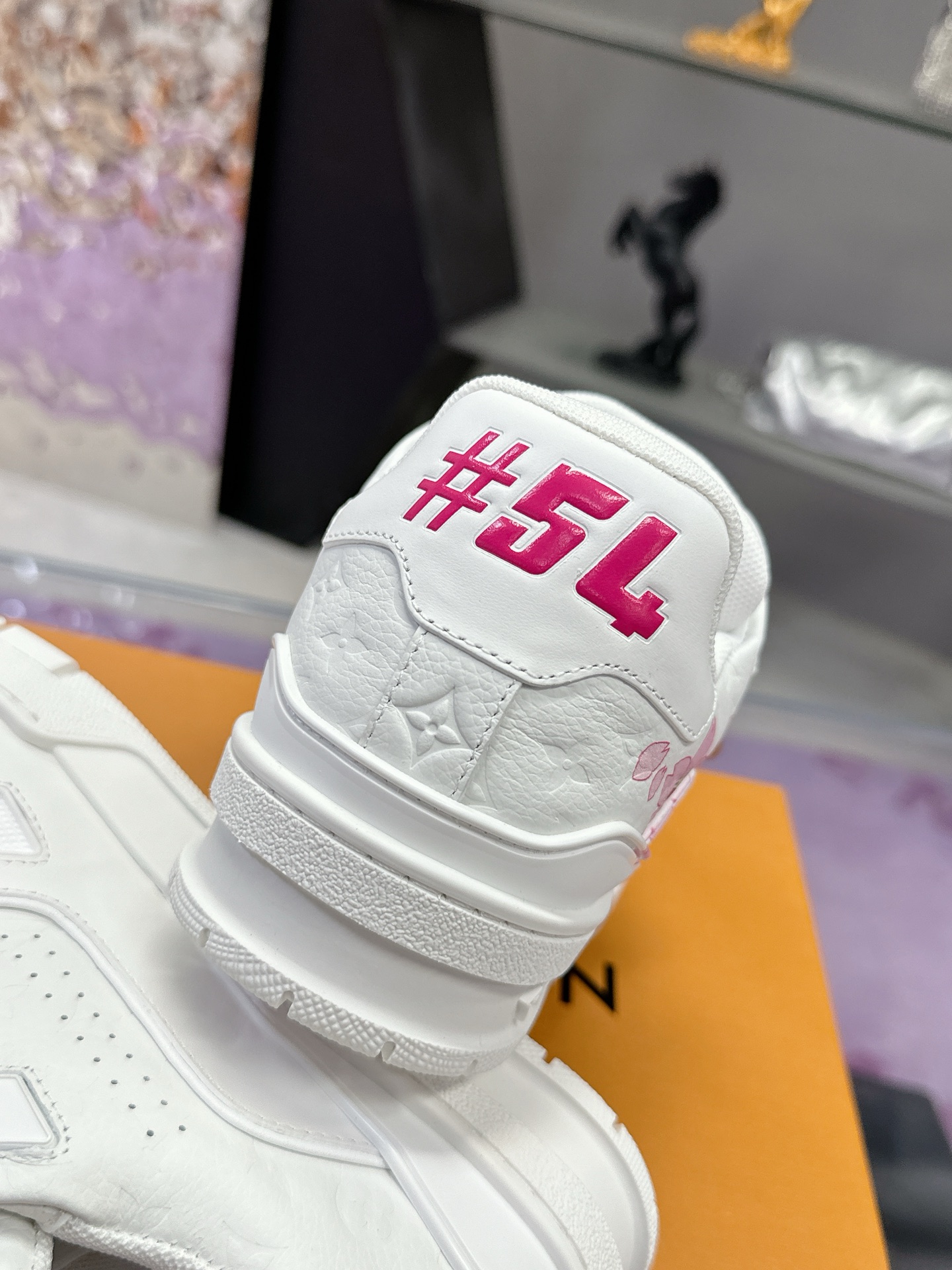 工厂价：380
Louis Vuitton 驴家的爆款！trainer板鞋，每个人都必须入的款，绝不后悔！
超级百搭高级！什么衣服都好搭。最主要是超耐看的。
顶级代工厂制程超严格！材料都是海外定制的顶级牛皮，皮纹质感都是原版的感觉
超高级，特别是鞋子折弯的时候出来的纹路，完完全全就是zp的感觉！
大底也是我们私模定制的，独家把控，整个字体和凹凸感，真假难辨。
Size：#女35-41 #男38-46（女40 41 男45 46 定做不退换）