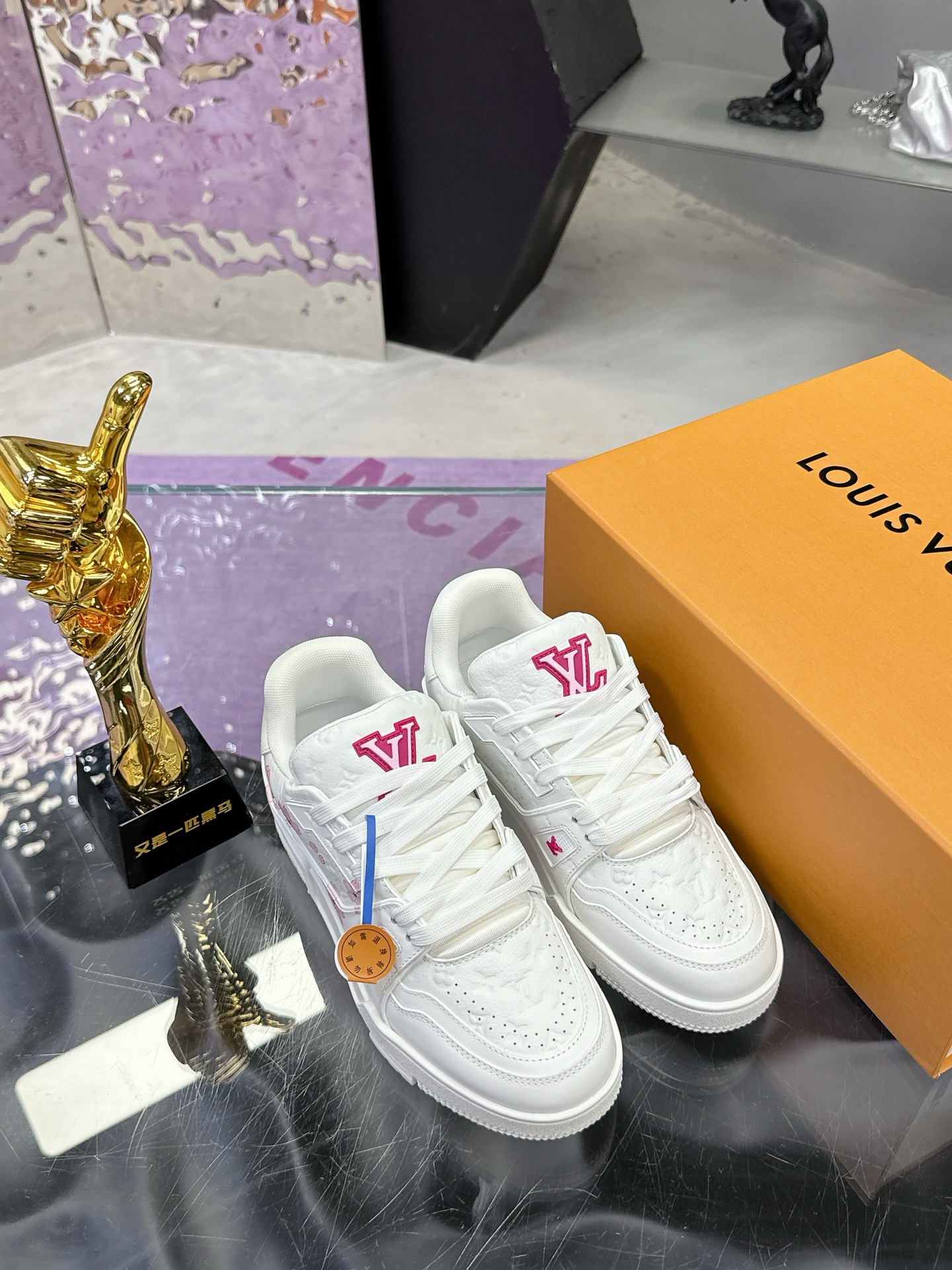 工厂价：380
Louis Vuitton 驴家的爆款！trainer板鞋，每个人都必须入的款，绝不后悔！
超级百搭高级！什么衣服都好搭。最主要是超耐看的。
顶级代工厂制程超严格！材料都是海外定制的顶级牛皮，皮纹质感都是原版的感觉
超高级，特别是鞋子折弯的时候出来的纹路，完完全全就是zp的感觉！
大底也是我们私模定制的，独家把控，整个字体和凹凸感，真假难辨。
Size：#女35-41 #男38-46（女40 41 男45 46 定做不退换）