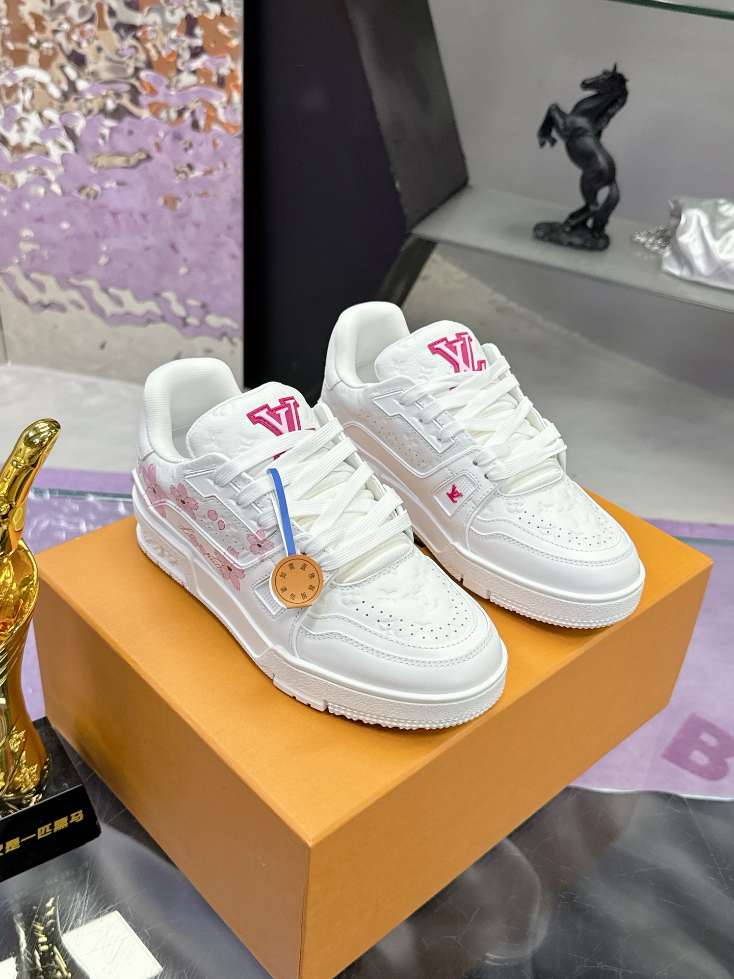 工厂价：380
Louis Vuitton 驴家的爆款！trainer板鞋，每个人都必须入的款，绝不后悔！
超级百搭高级！什么衣服都好搭。最主要是超耐看的。
顶级代工厂制程超严格！材料都是海外定制的顶级牛皮，皮纹质感都是原版的感觉
超高级，特别是鞋子折弯的时候出来的纹路，完完全全就是zp的感觉！
大底也是我们私模定制的，独家把控，整个字体和凹凸感，真假难辨。
Size：#女35-41 #男38-46（女40 41 男45 46 定做不退换）