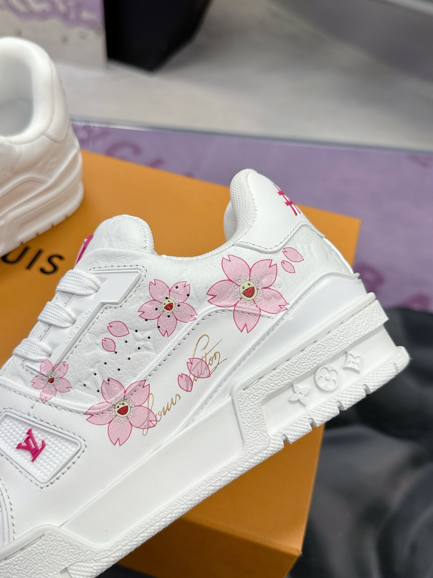 工厂价：380
Louis Vuitton 驴家的爆款！trainer板鞋，每个人都必须入的款，绝不后悔！
超级百搭高级！什么衣服都好搭。最主要是超耐看的。
顶级代工厂制程超严格！材料都是海外定制的顶级牛皮，皮纹质感都是原版的感觉
超高级，特别是鞋子折弯的时候出来的纹路，完完全全就是zp的感觉！
大底也是我们私模定制的，独家把控，整个字体和凹凸感，真假难辨。
Size：#女35-41 #男38-46（女40 41 男45 46 定做不退换）