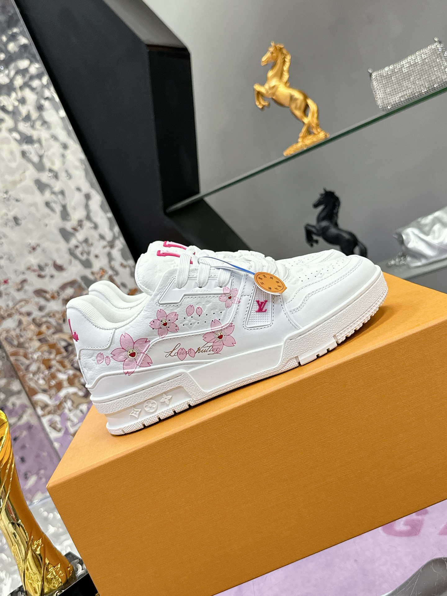 工厂价：380
Louis Vuitton 驴家的爆款！trainer板鞋，每个人都必须入的款，绝不后悔！
超级百搭高级！什么衣服都好搭。最主要是超耐看的。
顶级代工厂制程超严格！材料都是海外定制的顶级牛皮，皮纹质感都是原版的感觉
超高级，特别是鞋子折弯的时候出来的纹路，完完全全就是zp的感觉！
大底也是我们私模定制的，独家把控，整个字体和凹凸感，真假难辨。
Size：#女35-41 #男38-46（女40 41 男45 46 定做不退换）