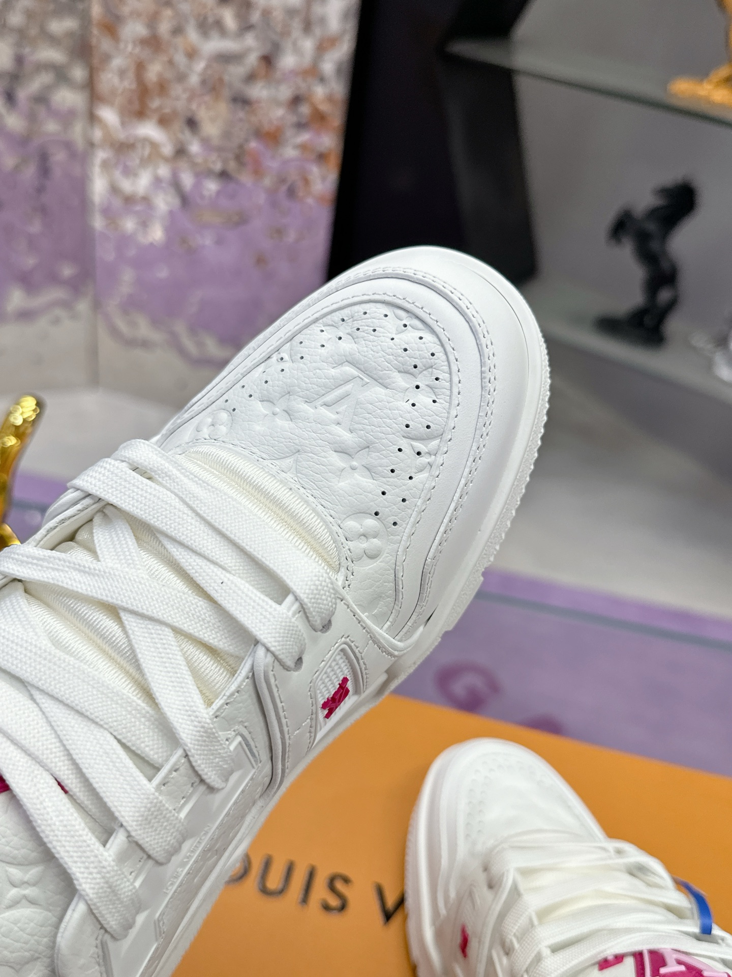 工厂价：380
Louis Vuitton 驴家的爆款！trainer板鞋，每个人都必须入的款，绝不后悔！
超级百搭高级！什么衣服都好搭。最主要是超耐看的。
顶级代工厂制程超严格！材料都是海外定制的顶级牛皮，皮纹质感都是原版的感觉
超高级，特别是鞋子折弯的时候出来的纹路，完完全全就是zp的感觉！
大底也是我们私模定制的，独家把控，整个字体和凹凸感，真假难辨。
Size：#女35-41 #男38-46（女40 41 男45 46 定做不退换）