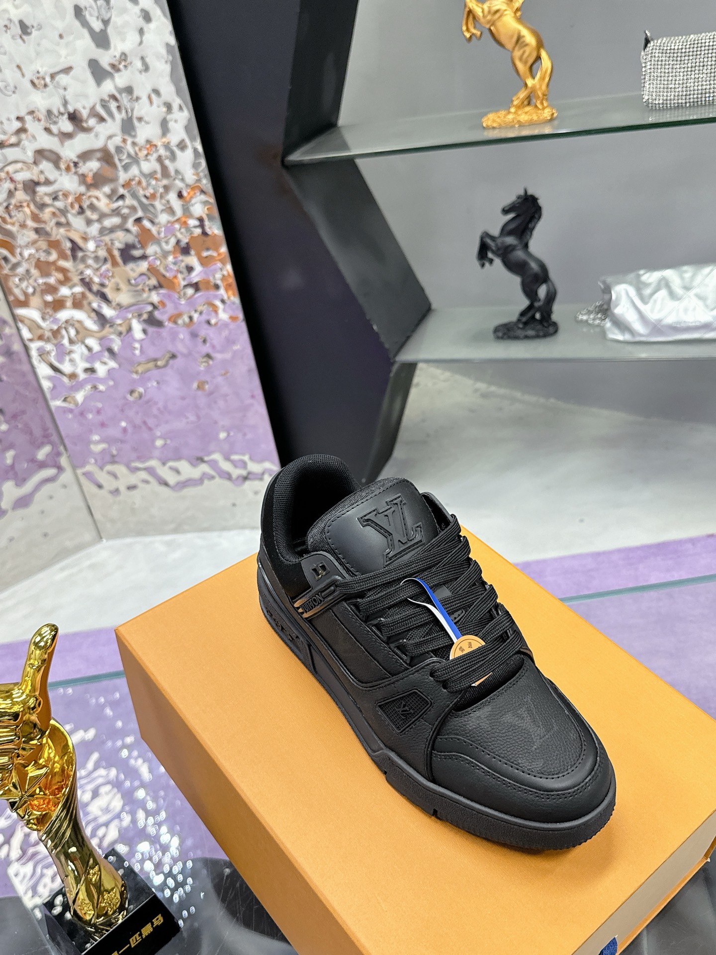 工厂价：380
Louis Vuitton 驴家的爆款！trainer板鞋，每个人都必须入的款，绝不后悔！
超级百搭高级！什么衣服都好搭。最主要是超耐看的。
顶级代工厂制程超严格！材料都是海外定制的顶级牛皮，皮纹质感都是原版的感觉
超高级，特别是鞋子折弯的时候出来的纹路，完完全全就是zp的感觉！
大底也是我们私模定制的，独家把控，整个字体和凹凸感，真假难辨。
Size：#女35-41 #男38-46（女40 41 男45 46 定做不退换）