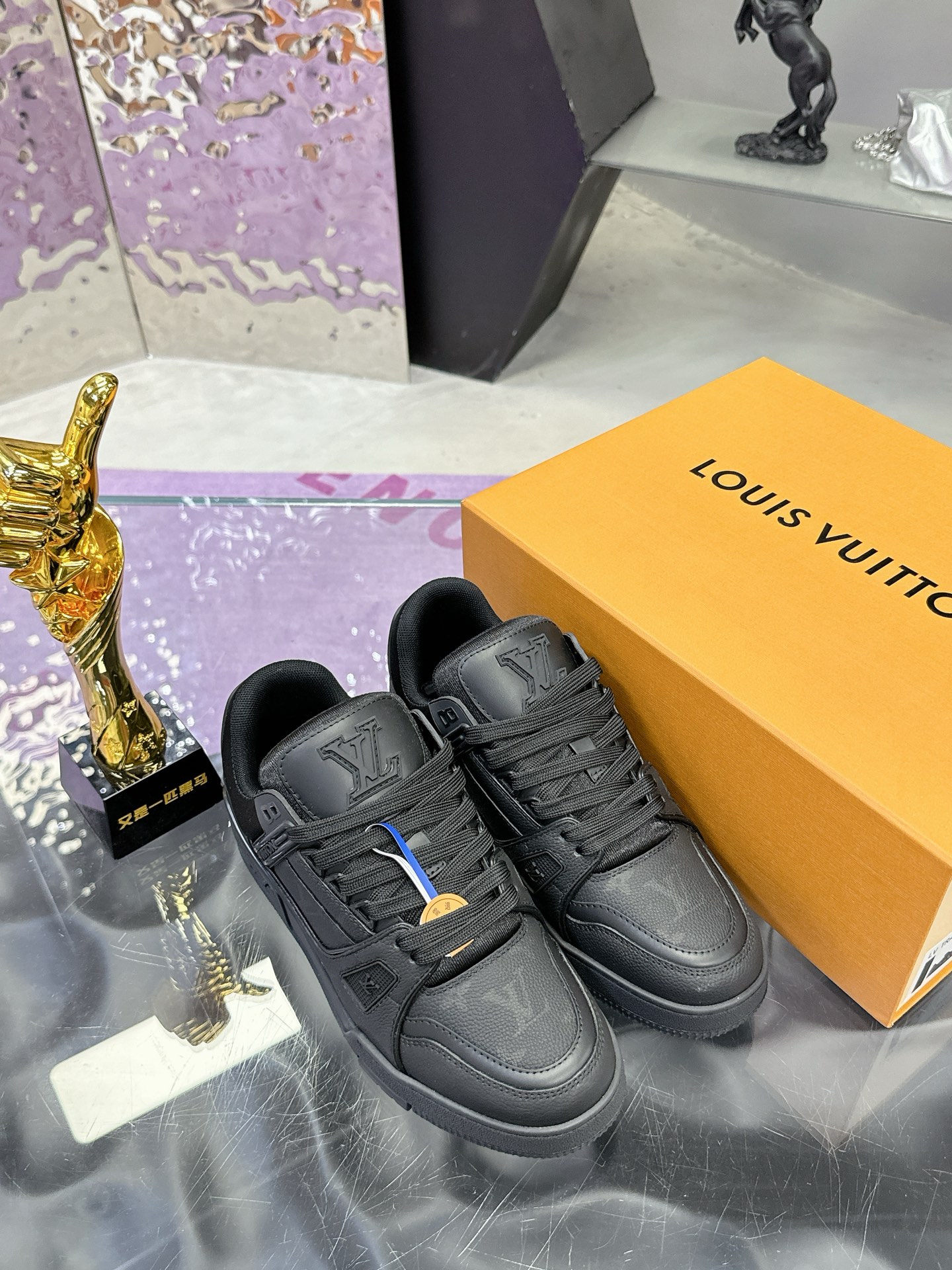 工厂价：380
Louis Vuitton 驴家的爆款！trainer板鞋，每个人都必须入的款，绝不后悔！
超级百搭高级！什么衣服都好搭。最主要是超耐看的。
顶级代工厂制程超严格！材料都是海外定制的顶级牛皮，皮纹质感都是原版的感觉
超高级，特别是鞋子折弯的时候出来的纹路，完完全全就是zp的感觉！
大底也是我们私模定制的，独家把控，整个字体和凹凸感，真假难辨。
Size：#女35-41 #男38-46（女40 41 男45 46 定做不退换）