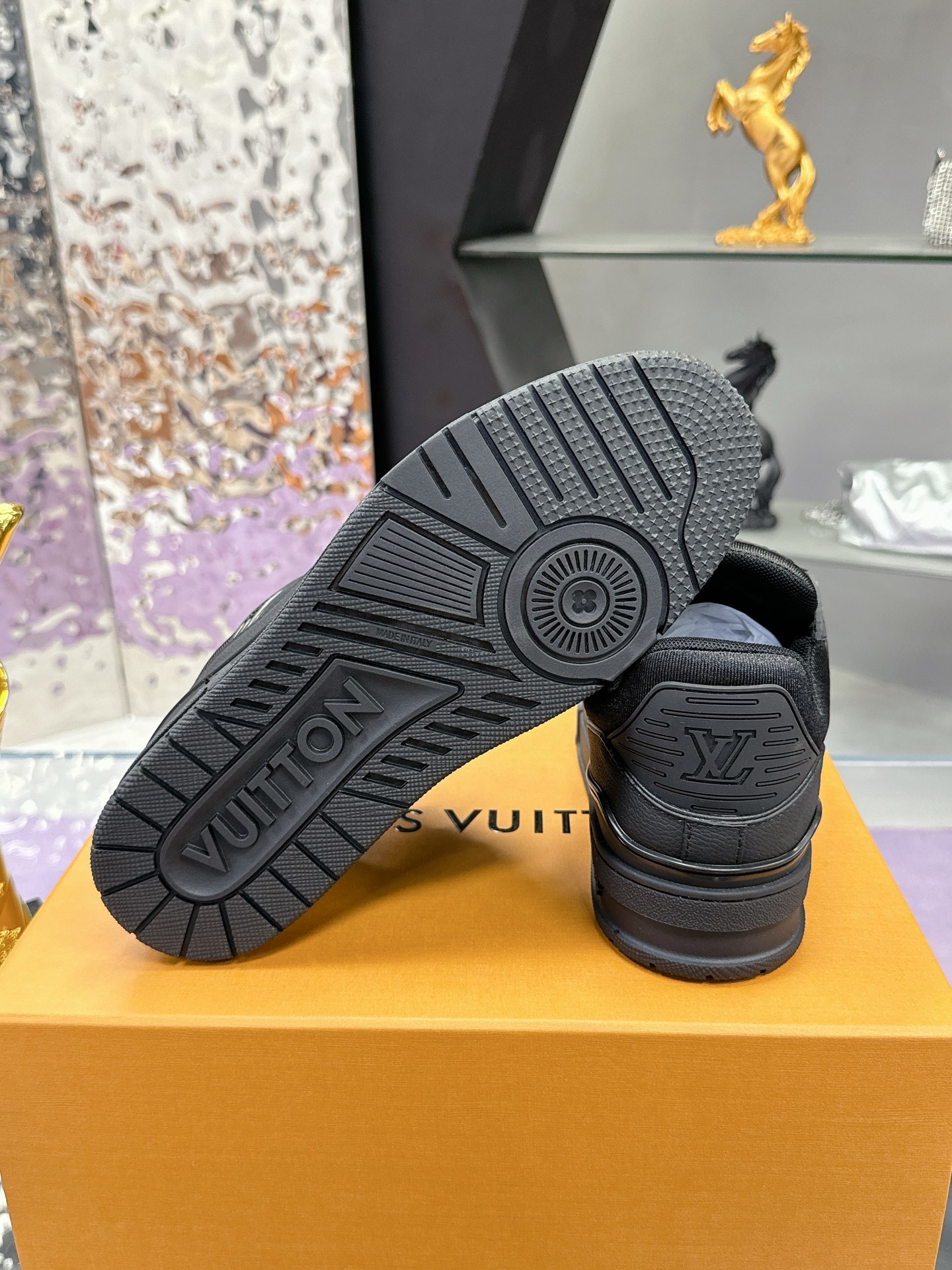 工厂价：380
Louis Vuitton 驴家的爆款！trainer板鞋，每个人都必须入的款，绝不后悔！
超级百搭高级！什么衣服都好搭。最主要是超耐看的。
顶级代工厂制程超严格！材料都是海外定制的顶级牛皮，皮纹质感都是原版的感觉
超高级，特别是鞋子折弯的时候出来的纹路，完完全全就是zp的感觉！
大底也是我们私模定制的，独家把控，整个字体和凹凸感，真假难辨。
Size：#女35-41 #男38-46（女40 41 男45 46 定做不退换）