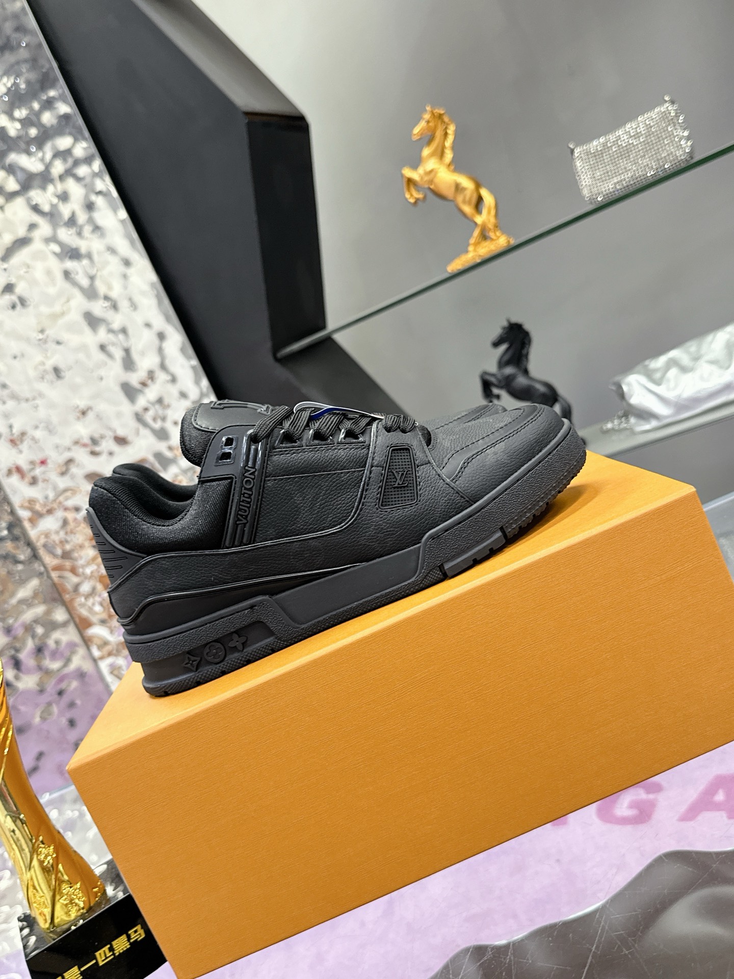 工厂价：380
Louis Vuitton 驴家的爆款！trainer板鞋，每个人都必须入的款，绝不后悔！
超级百搭高级！什么衣服都好搭。最主要是超耐看的。
顶级代工厂制程超严格！材料都是海外定制的顶级牛皮，皮纹质感都是原版的感觉
超高级，特别是鞋子折弯的时候出来的纹路，完完全全就是zp的感觉！
大底也是我们私模定制的，独家把控，整个字体和凹凸感，真假难辨。
Size：#女35-41 #男38-46（女40 41 男45 46 定做不退换）