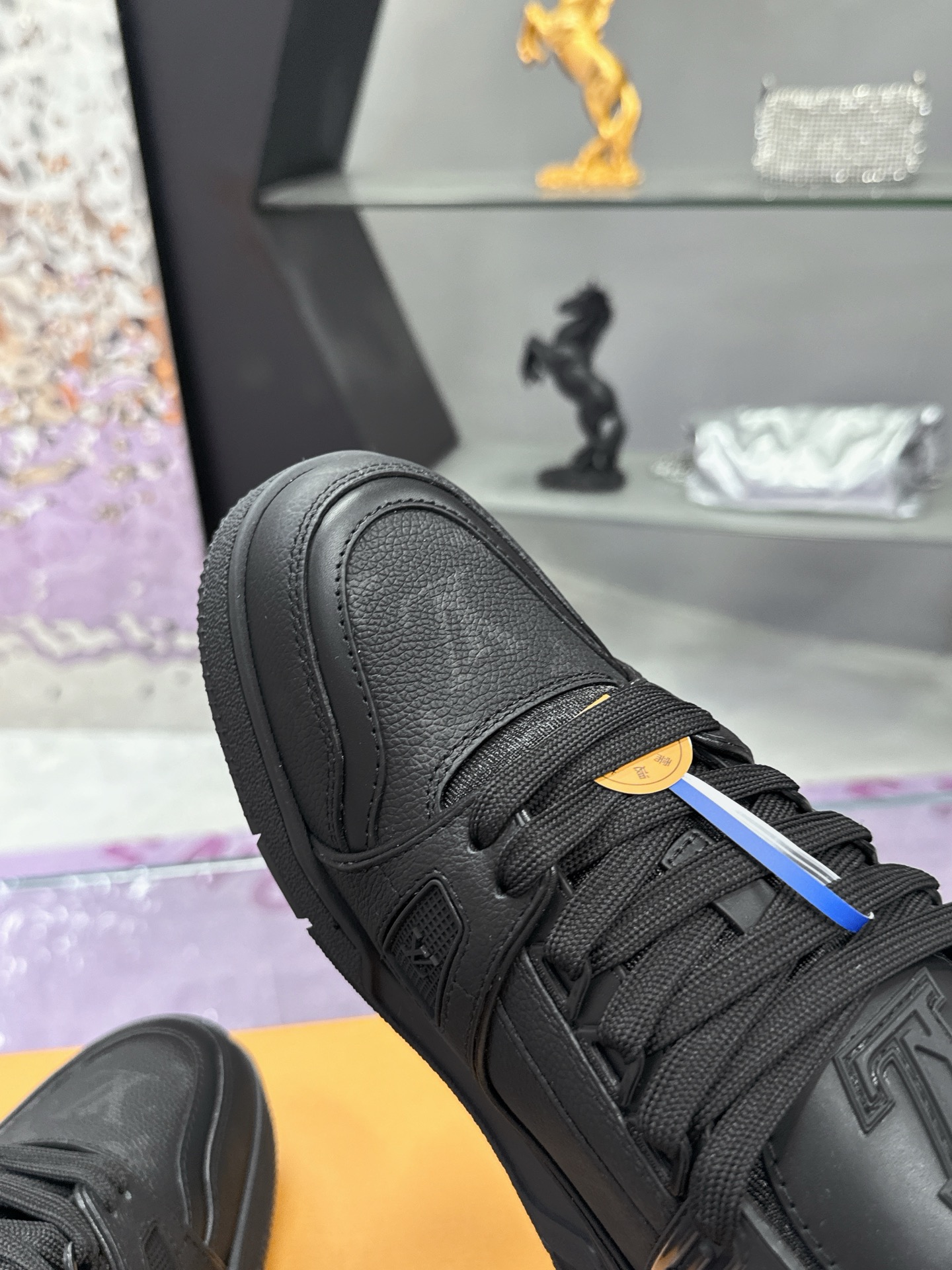 工厂价：380
Louis Vuitton 驴家的爆款！trainer板鞋，每个人都必须入的款，绝不后悔！
超级百搭高级！什么衣服都好搭。最主要是超耐看的。
顶级代工厂制程超严格！材料都是海外定制的顶级牛皮，皮纹质感都是原版的感觉
超高级，特别是鞋子折弯的时候出来的纹路，完完全全就是zp的感觉！
大底也是我们私模定制的，独家把控，整个字体和凹凸感，真假难辨。
Size：#女35-41 #男38-46（女40 41 男45 46 定做不退换）