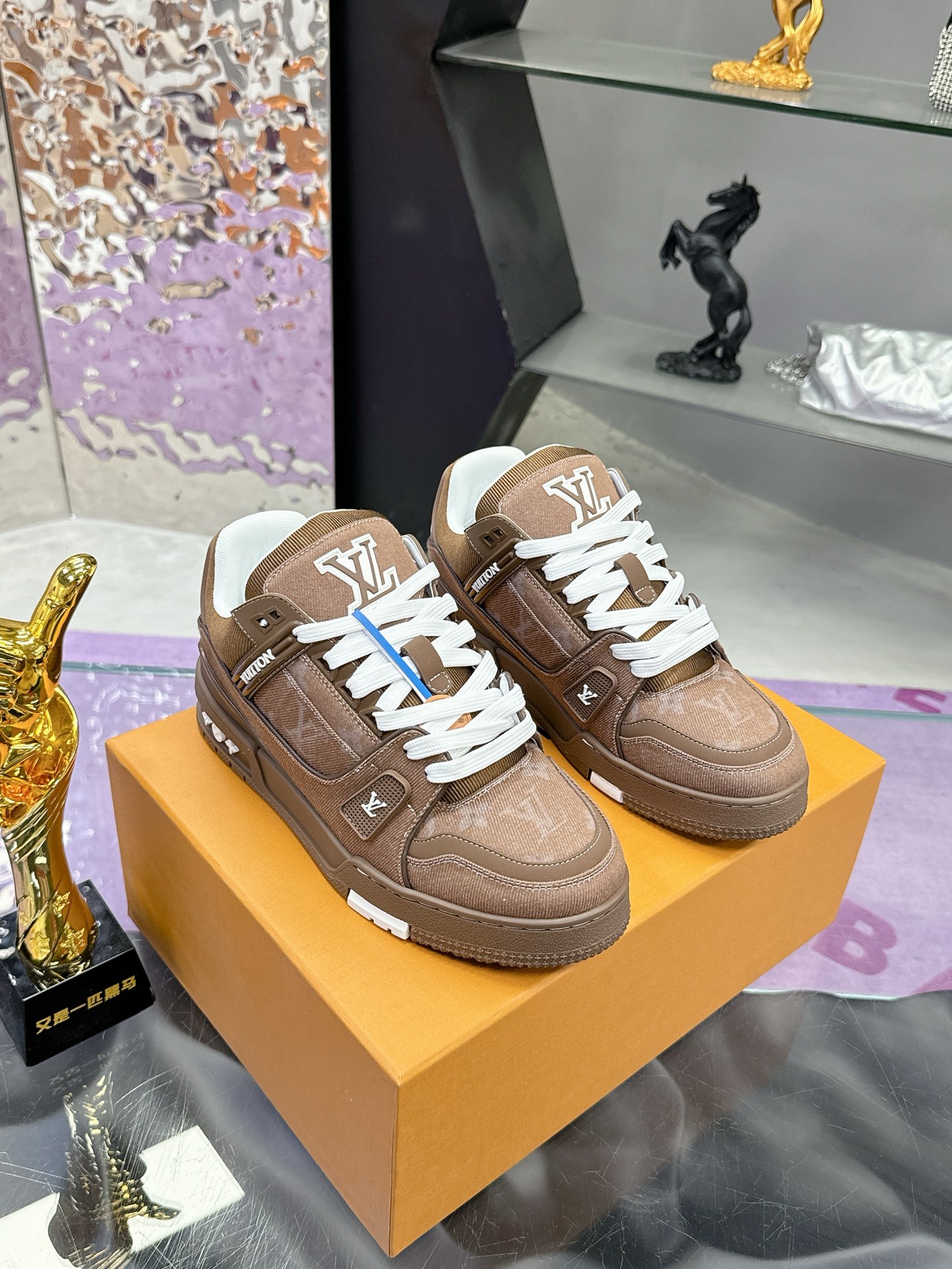 工厂价：380
Louis Vuitton 驴家的爆款！trainer板鞋，每个人都必须入的款，绝不后悔！
超级百搭高级！什么衣服都好搭。最主要是超耐看的。
顶级代工厂制程超严格！材料都是海外定制的顶级牛皮，皮纹质感都是原版的感觉
超高级，特别是鞋子折弯的时候出来的纹路，完完全全就是zp的感觉！
大底也是我们私模定制的，独家把控，整个字体和凹凸感，真假难辨。
Size：#女35-41 #男38-46（女40 41 男45 46 定做不退换）