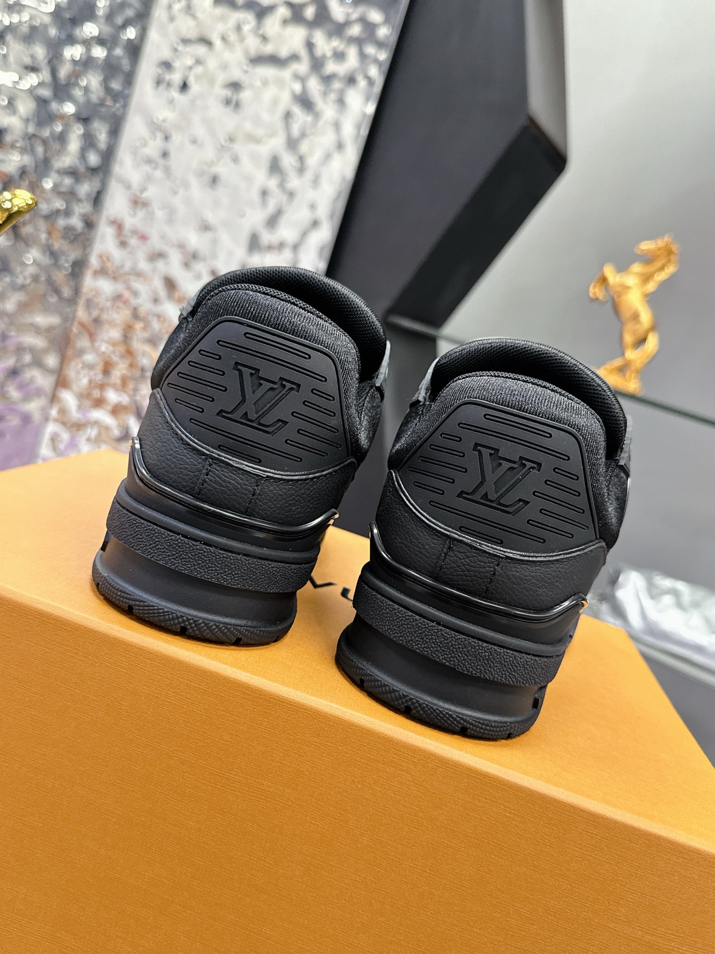 工厂价：380
Louis Vuitton 驴家的爆款！trainer板鞋，每个人都必须入的款，绝不后悔！
超级百搭高级！什么衣服都好搭。最主要是超耐看的。
顶级代工厂制程超严格！材料都是海外定制的顶级牛皮，皮纹质感都是原版的感觉
超高级，特别是鞋子折弯的时候出来的纹路，完完全全就是zp的感觉！
大底也是我们私模定制的，独家把控，整个字体和凹凸感，真假难辨。
Size：#女35-41 #男38-46（女40 41 男45 46 定做不退换）