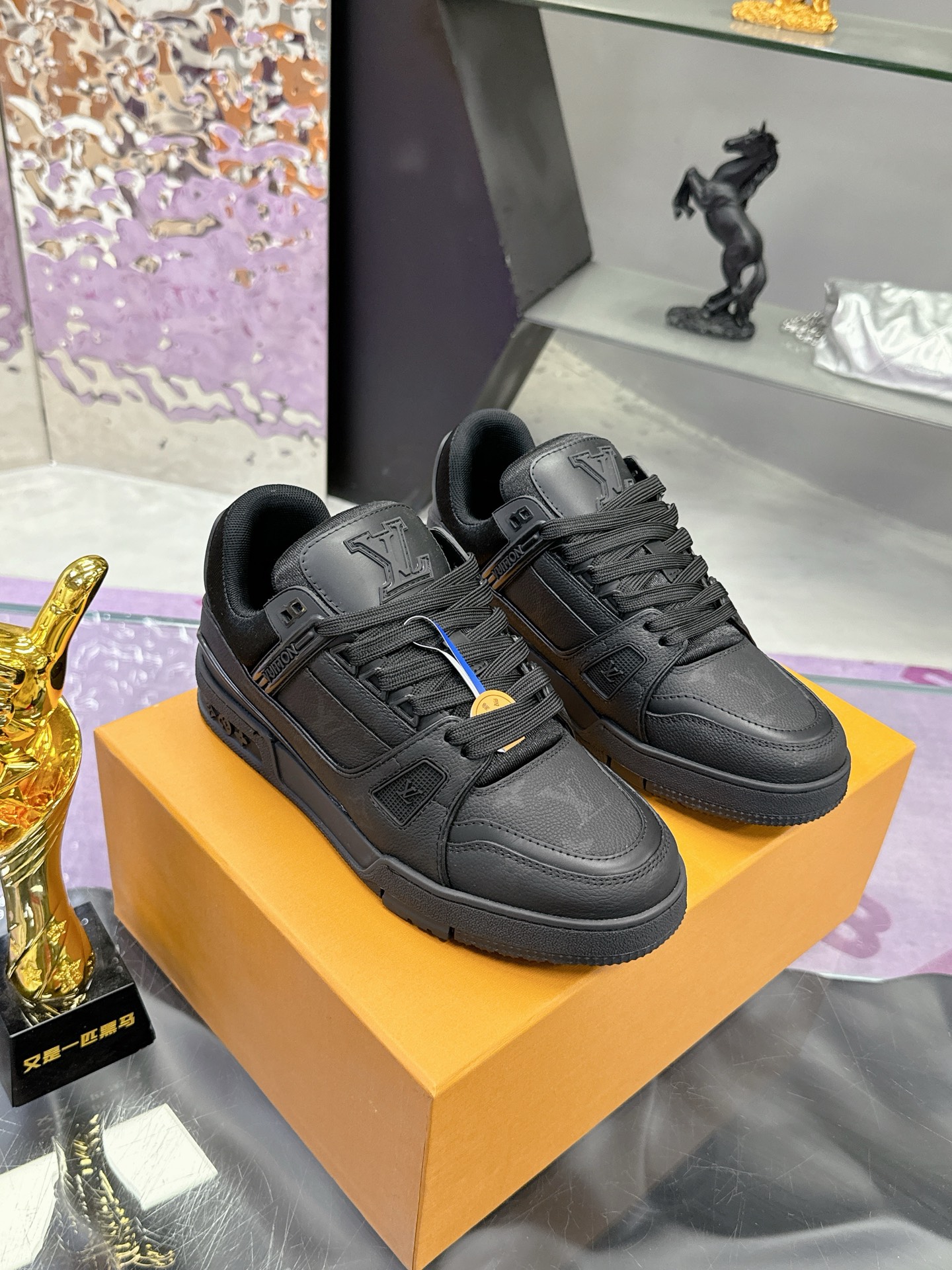 工厂价：380
Louis Vuitton 驴家的爆款！trainer板鞋，每个人都必须入的款，绝不后悔！
超级百搭高级！什么衣服都好搭。最主要是超耐看的。
顶级代工厂制程超严格！材料都是海外定制的顶级牛皮，皮纹质感都是原版的感觉
超高级，特别是鞋子折弯的时候出来的纹路，完完全全就是zp的感觉！
大底也是我们私模定制的，独家把控，整个字体和凹凸感，真假难辨。
Size：#女35-41 #男38-46（女40 41 男45 46 定做不退换）