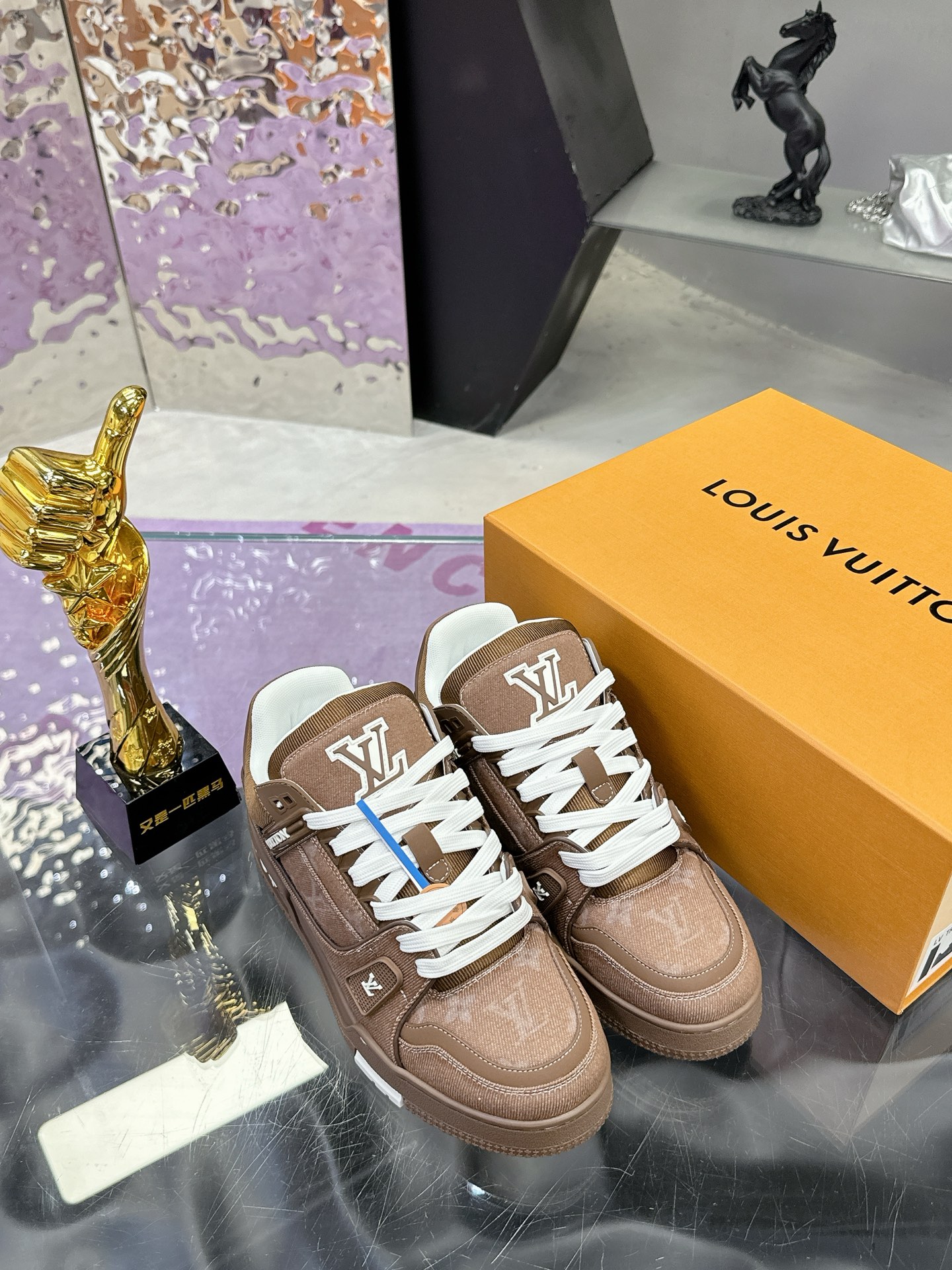 工厂价：380
Louis Vuitton 驴家的爆款！trainer板鞋，每个人都必须入的款，绝不后悔！
超级百搭高级！什么衣服都好搭。最主要是超耐看的。
顶级代工厂制程超严格！材料都是海外定制的顶级牛皮，皮纹质感都是原版的感觉
超高级，特别是鞋子折弯的时候出来的纹路，完完全全就是zp的感觉！
大底也是我们私模定制的，独家把控，整个字体和凹凸感，真假难辨。
Size：#女35-41 #男38-46（女40 41 男45 46 定做不退换）