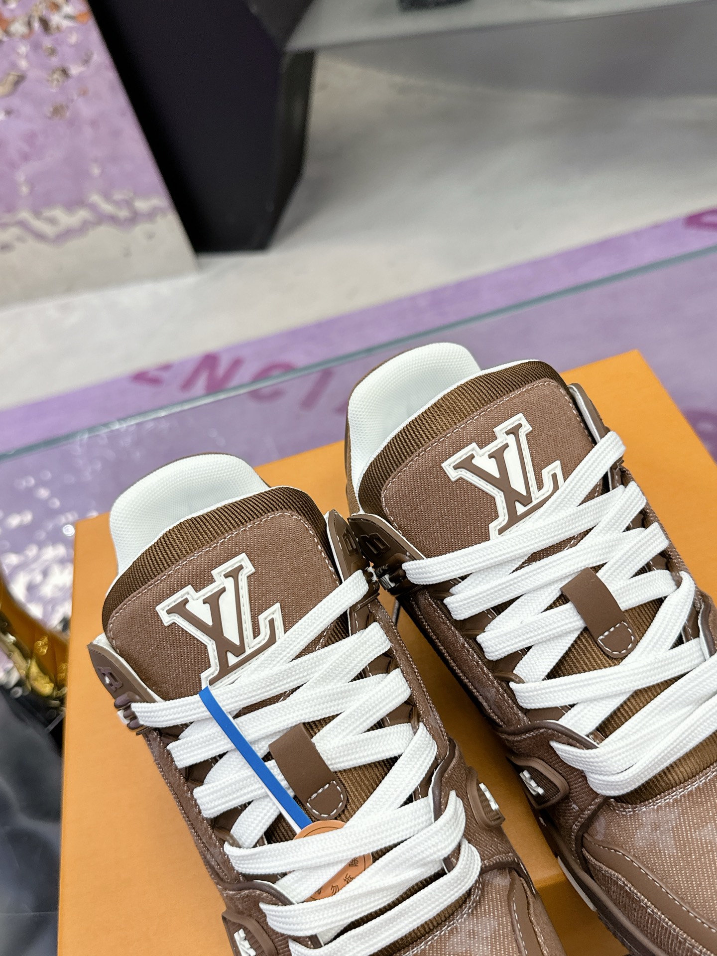 工厂价：380
Louis Vuitton 驴家的爆款！trainer板鞋，每个人都必须入的款，绝不后悔！
超级百搭高级！什么衣服都好搭。最主要是超耐看的。
顶级代工厂制程超严格！材料都是海外定制的顶级牛皮，皮纹质感都是原版的感觉
超高级，特别是鞋子折弯的时候出来的纹路，完完全全就是zp的感觉！
大底也是我们私模定制的，独家把控，整个字体和凹凸感，真假难辨。
Size：#女35-41 #男38-46（女40 41 男45 46 定做不退换）