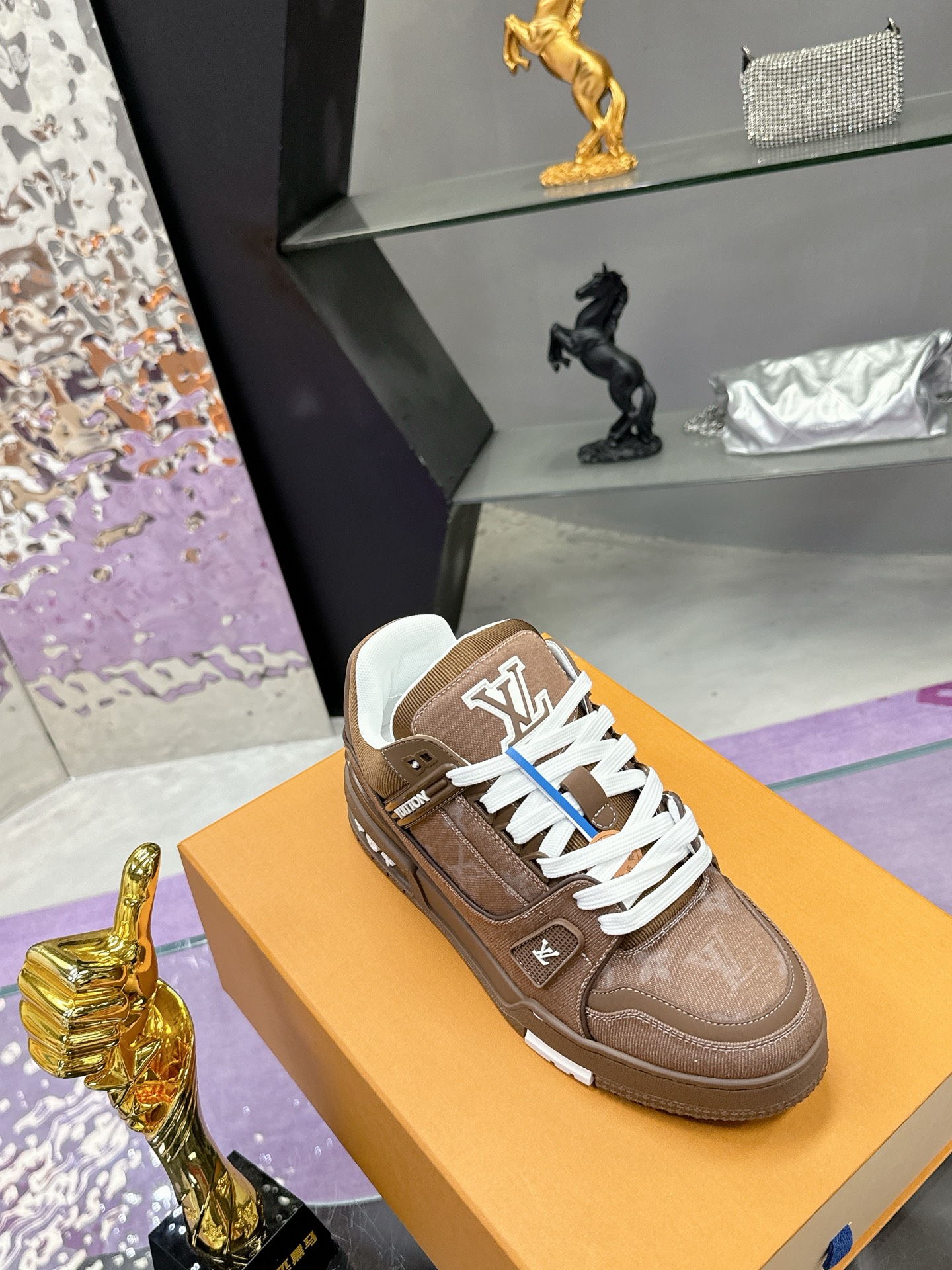 工厂价：380
Louis Vuitton 驴家的爆款！trainer板鞋，每个人都必须入的款，绝不后悔！
超级百搭高级！什么衣服都好搭。最主要是超耐看的。
顶级代工厂制程超严格！材料都是海外定制的顶级牛皮，皮纹质感都是原版的感觉
超高级，特别是鞋子折弯的时候出来的纹路，完完全全就是zp的感觉！
大底也是我们私模定制的，独家把控，整个字体和凹凸感，真假难辨。
Size：#女35-41 #男38-46（女40 41 男45 46 定做不退换）