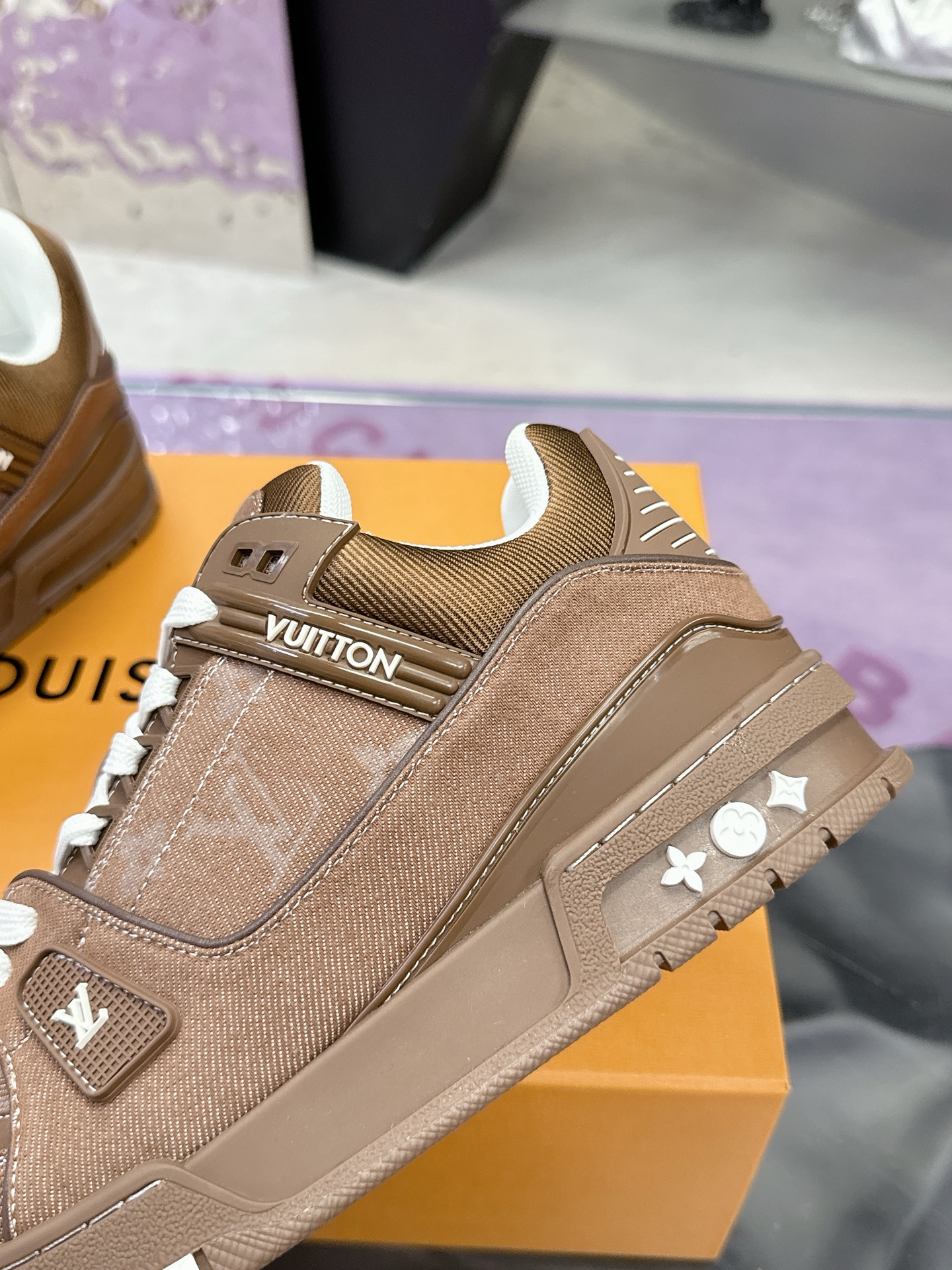 工厂价：380
Louis Vuitton 驴家的爆款！trainer板鞋，每个人都必须入的款，绝不后悔！
超级百搭高级！什么衣服都好搭。最主要是超耐看的。
顶级代工厂制程超严格！材料都是海外定制的顶级牛皮，皮纹质感都是原版的感觉
超高级，特别是鞋子折弯的时候出来的纹路，完完全全就是zp的感觉！
大底也是我们私模定制的，独家把控，整个字体和凹凸感，真假难辨。
Size：#女35-41 #男38-46（女40 41 男45 46 定做不退换）