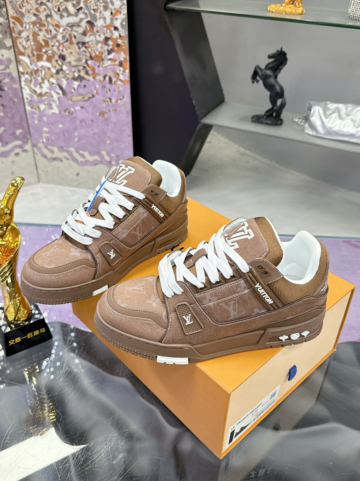 工厂价：380
Louis Vuitton 驴家的爆款！trainer板鞋，每个人都必须入的款，绝不后悔！
超级百搭高级！什么衣服都好搭。最主要是超耐看的。
顶级代工厂制程超严格！材料都是海外定制的顶级牛皮，皮纹质感都是原版的感觉
超高级，特别是鞋子折弯的时候出来的纹路，完完全全就是zp的感觉！
大底也是我们私模定制的，独家把控，整个字体和凹凸感，真假难辨。
Size：#女35-41 #男38-46（女40 41 男45 46 定做不退换）