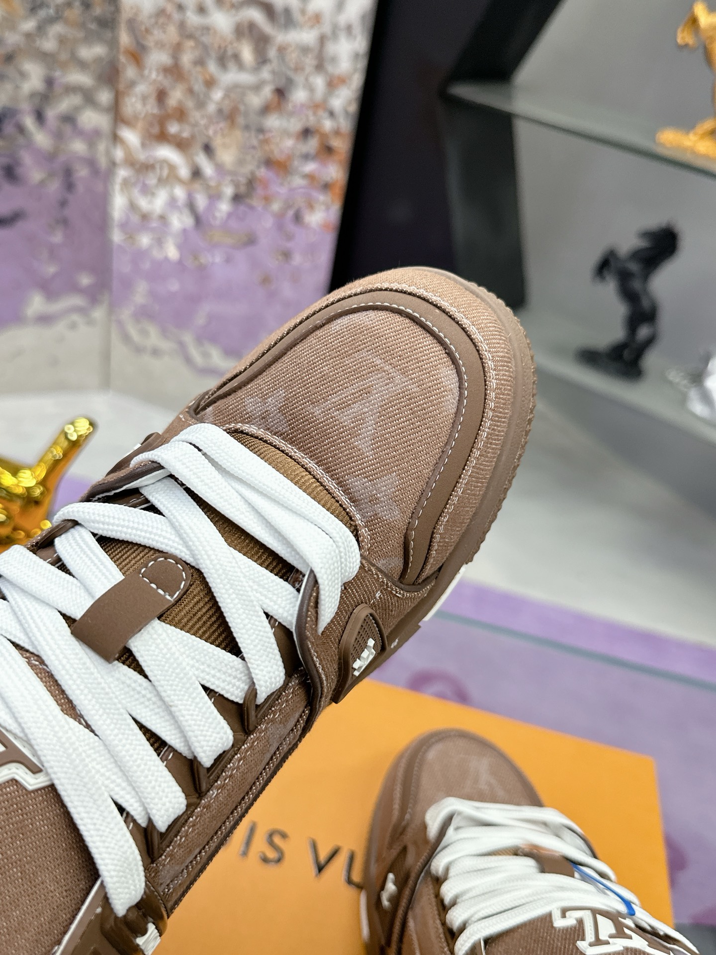 工厂价：380
Louis Vuitton 驴家的爆款！trainer板鞋，每个人都必须入的款，绝不后悔！
超级百搭高级！什么衣服都好搭。最主要是超耐看的。
顶级代工厂制程超严格！材料都是海外定制的顶级牛皮，皮纹质感都是原版的感觉
超高级，特别是鞋子折弯的时候出来的纹路，完完全全就是zp的感觉！
大底也是我们私模定制的，独家把控，整个字体和凹凸感，真假难辨。
Size：#女35-41 #男38-46（女40 41 男45 46 定做不退换）