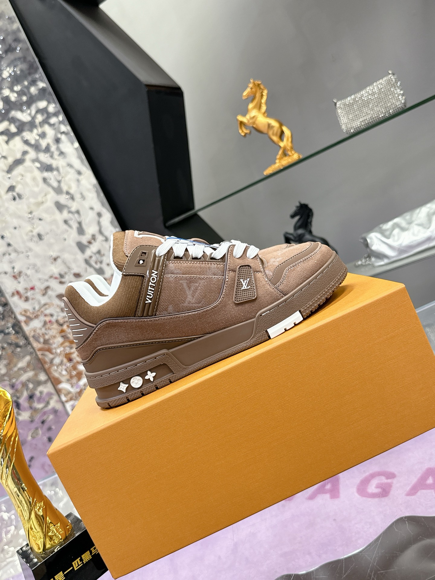 工厂价：380
Louis Vuitton 驴家的爆款！trainer板鞋，每个人都必须入的款，绝不后悔！
超级百搭高级！什么衣服都好搭。最主要是超耐看的。
顶级代工厂制程超严格！材料都是海外定制的顶级牛皮，皮纹质感都是原版的感觉
超高级，特别是鞋子折弯的时候出来的纹路，完完全全就是zp的感觉！
大底也是我们私模定制的，独家把控，整个字体和凹凸感，真假难辨。
Size：#女35-41 #男38-46（女40 41 男45 46 定做不退换）