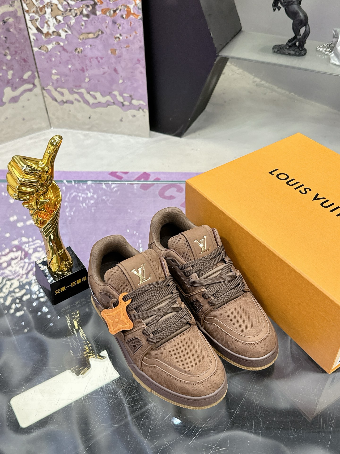 工厂价：380
Louis Vuitton 驴家的爆款！trainer板鞋，每个人都必须入的款，绝不后悔！
超级百搭高级！什么衣服都好搭。最主要是超耐看的。
顶级代工厂制程超严格！材料都是海外定制的顶级牛皮，皮纹质感都是原版的感觉
超高级，特别是鞋子折弯的时候出来的纹路，完完全全就是zp的感觉！
大底也是我们私模定制的，独家把控，整个字体和凹凸感，真假难辨。
Size：#女35-41 #男38-46（女40 41 男45 46 定做不退换）