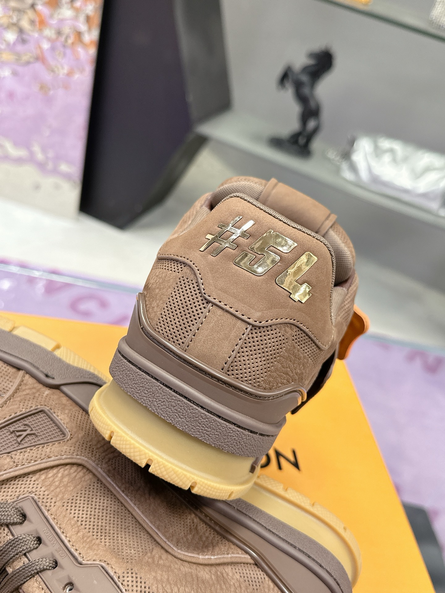 工厂价：380
Louis Vuitton 驴家的爆款！trainer板鞋，每个人都必须入的款，绝不后悔！
超级百搭高级！什么衣服都好搭。最主要是超耐看的。
顶级代工厂制程超严格！材料都是海外定制的顶级牛皮，皮纹质感都是原版的感觉
超高级，特别是鞋子折弯的时候出来的纹路，完完全全就是zp的感觉！
大底也是我们私模定制的，独家把控，整个字体和凹凸感，真假难辨。
Size：#女35-41 #男38-46（女40 41 男45 46 定做不退换）