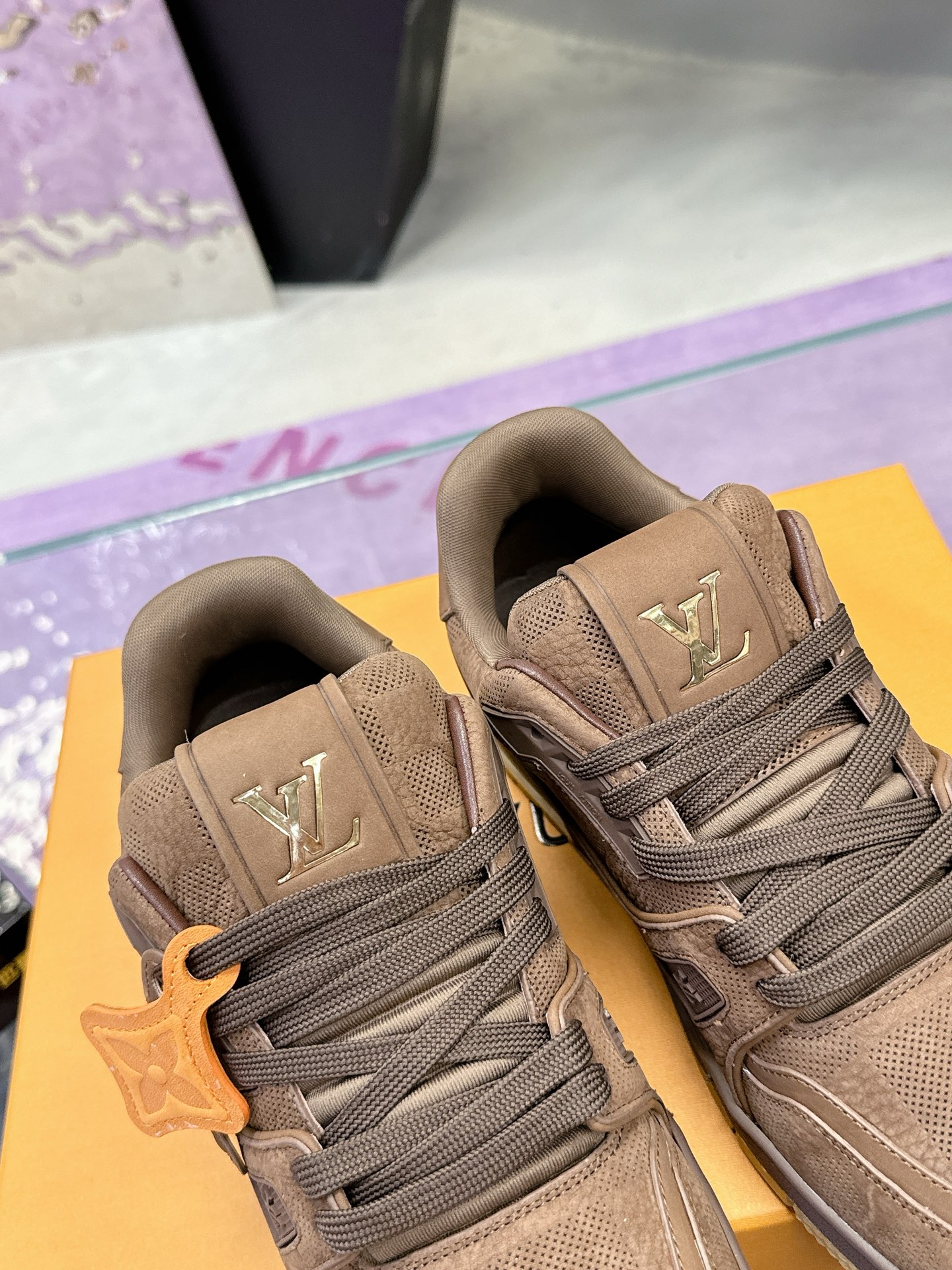 工厂价：380
Louis Vuitton 驴家的爆款！trainer板鞋，每个人都必须入的款，绝不后悔！
超级百搭高级！什么衣服都好搭。最主要是超耐看的。
顶级代工厂制程超严格！材料都是海外定制的顶级牛皮，皮纹质感都是原版的感觉
超高级，特别是鞋子折弯的时候出来的纹路，完完全全就是zp的感觉！
大底也是我们私模定制的，独家把控，整个字体和凹凸感，真假难辨。
Size：#女35-41 #男38-46（女40 41 男45 46 定做不退换）