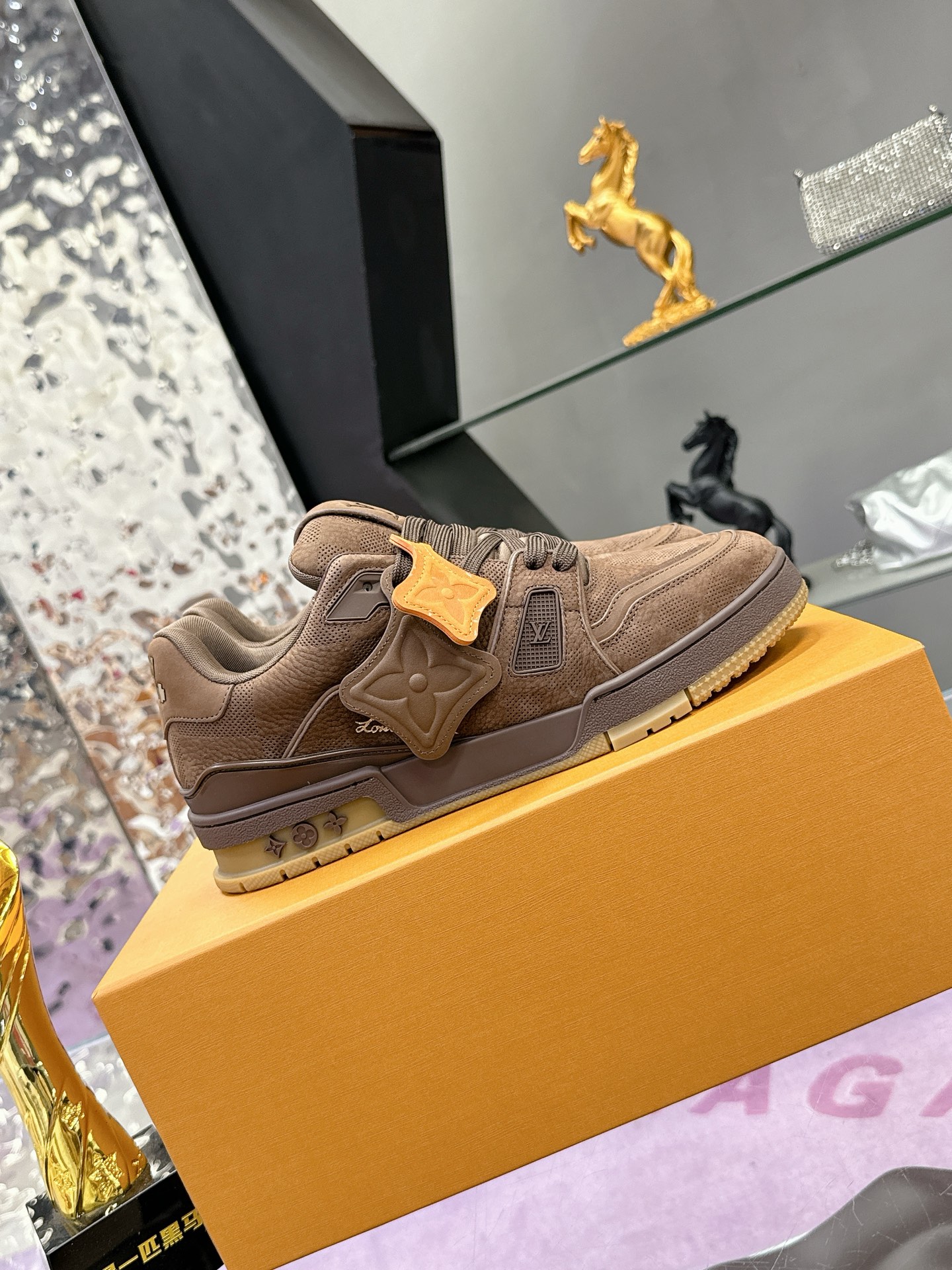工厂价：380
Louis Vuitton 驴家的爆款！trainer板鞋，每个人都必须入的款，绝不后悔！
超级百搭高级！什么衣服都好搭。最主要是超耐看的。
顶级代工厂制程超严格！材料都是海外定制的顶级牛皮，皮纹质感都是原版的感觉
超高级，特别是鞋子折弯的时候出来的纹路，完完全全就是zp的感觉！
大底也是我们私模定制的，独家把控，整个字体和凹凸感，真假难辨。
Size：#女35-41 #男38-46（女40 41 男45 46 定做不退换）