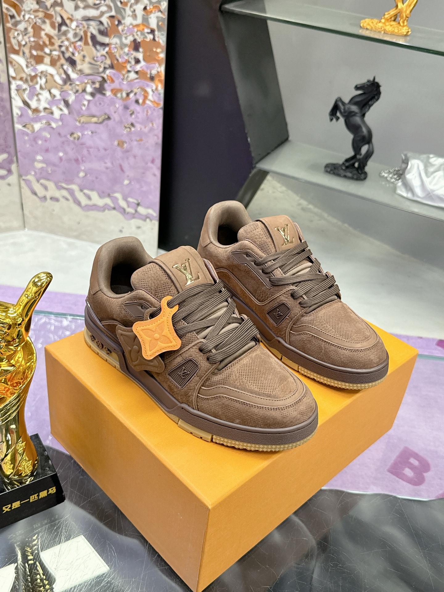 工厂价：380
Louis Vuitton 驴家的爆款！trainer板鞋，每个人都必须入的款，绝不后悔！
超级百搭高级！什么衣服都好搭。最主要是超耐看的。
顶级代工厂制程超严格！材料都是海外定制的顶级牛皮，皮纹质感都是原版的感觉
超高级，特别是鞋子折弯的时候出来的纹路，完完全全就是zp的感觉！
大底也是我们私模定制的，独家把控，整个字体和凹凸感，真假难辨。
Size：#女35-41 #男38-46（女40 41 男45 46 定做不退换）
